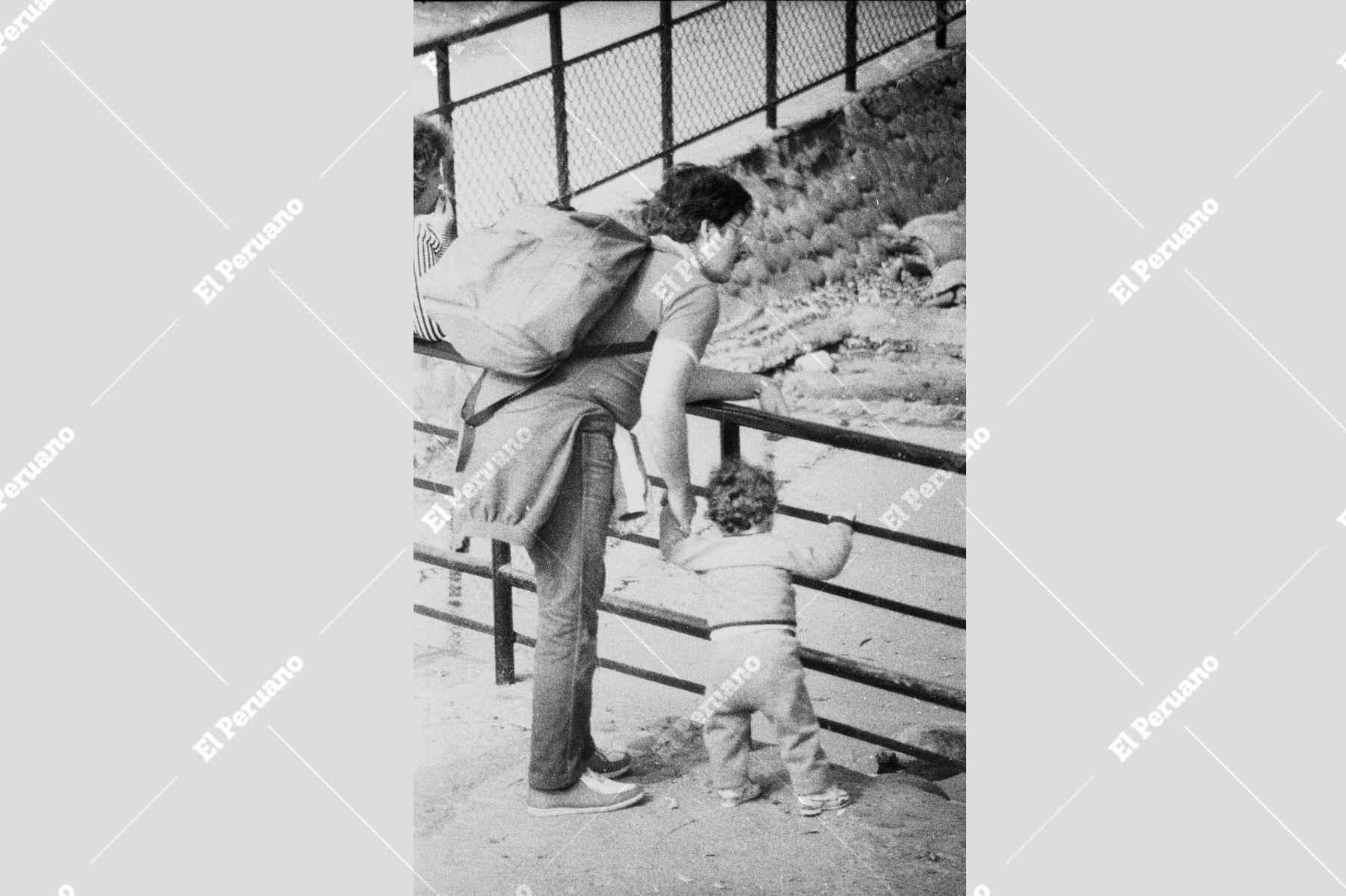 Lima - 14 junio 1986 / Pequeño niño es sujetado por su padre paseando en el Parque de Las Leyendas. Foto: Archivo Histórico El Peruano