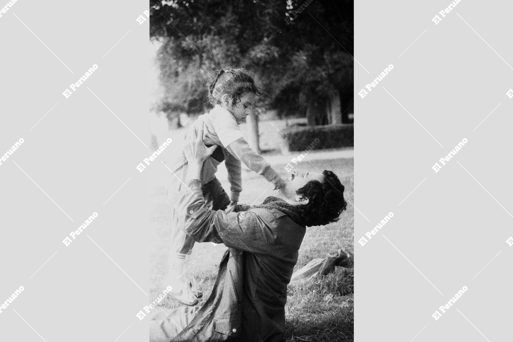 Lima - 14 junio 1986 / Padre de familia levanta en brazos a su pequeña hija en el Parque de Las Leyendas. Foto: Archivo Histórico El Peruano