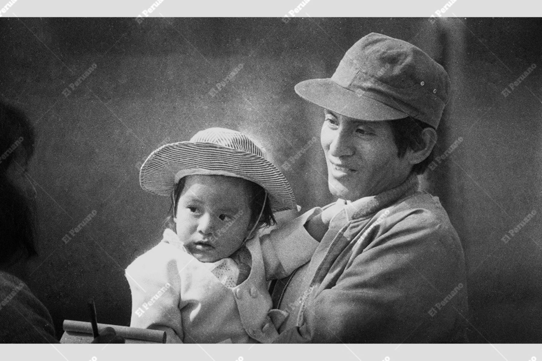 Lima - 14 junio 1986 / Padre de familia con pequeña hija en brazos en el Parque de Las Leyendas. Foto: Archivo Histórico El Peruano