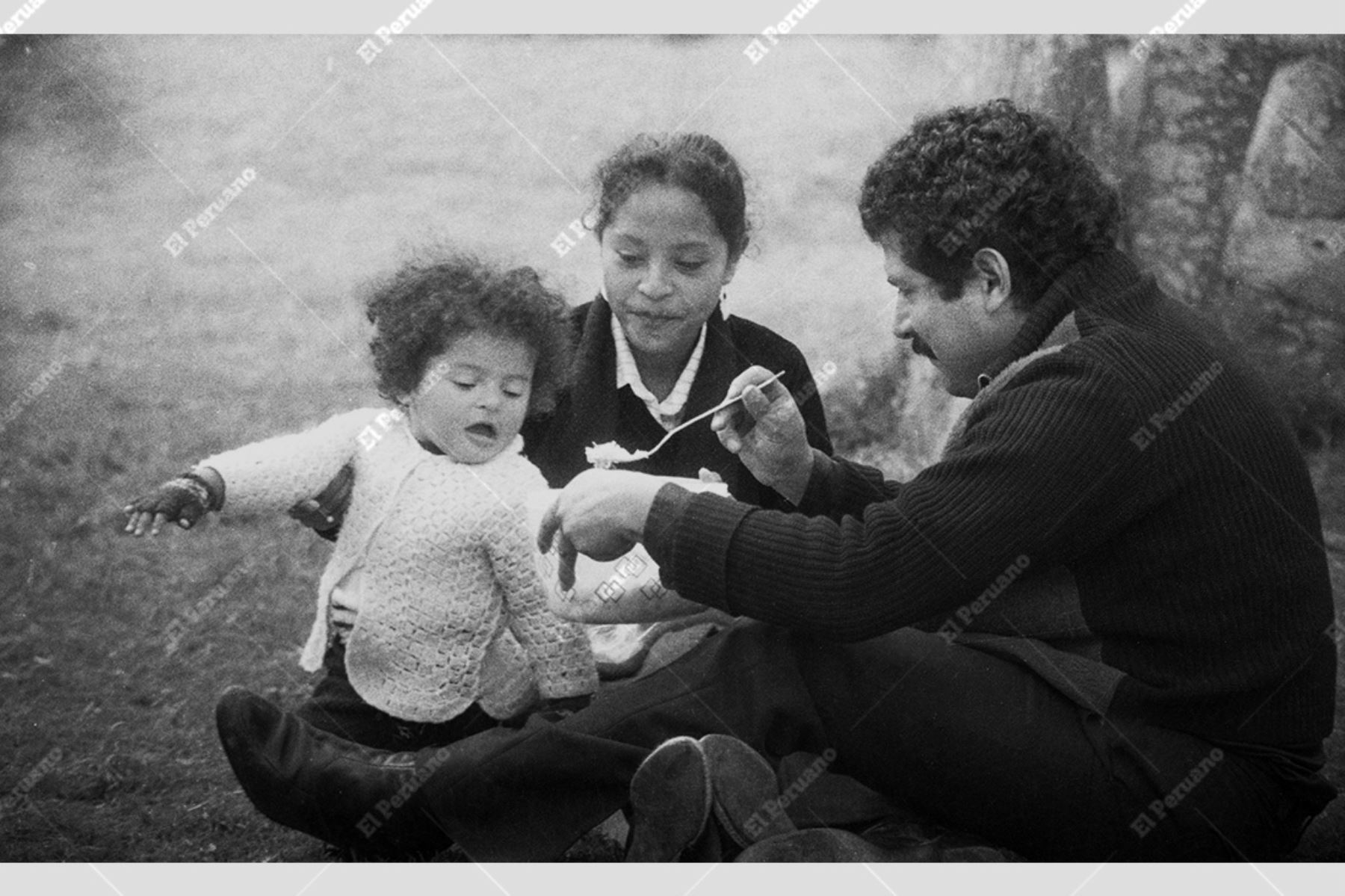 Lima - 14 junio 1986 / Familia peruana en  el Parque de Las Leyendas. Padre de familia le da de comer a su pequeña hija. Foto: Archivo Histórico El Peruano