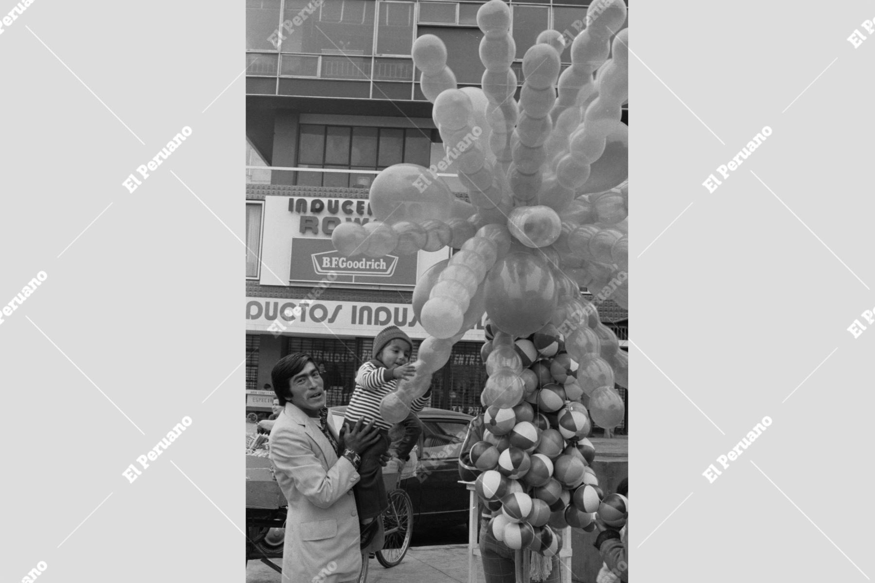 Lima - 28 julio 1978 / La Feria del Hogar en su máximo apogeo. Padre de familia muestra a su pequeño hijo los globos que son ofrecidos en venta. Foto: Archivo Histórico El Peruano