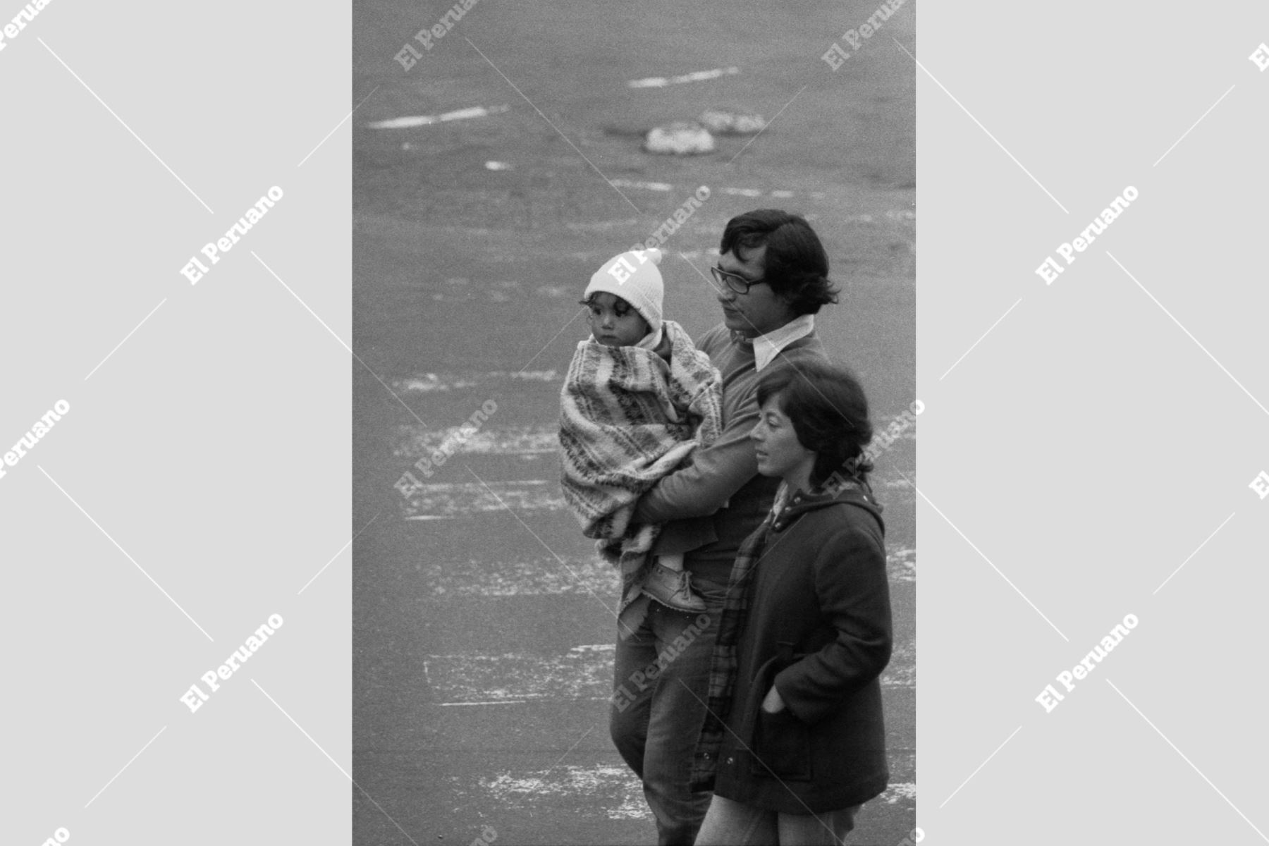 Lima - 3 julio 1978 /  Bien abrigados, los limeños soportan la temporada más fría del año. Pequeño en los brazos de su padre. Foto: Archivo Histórico El Peruano