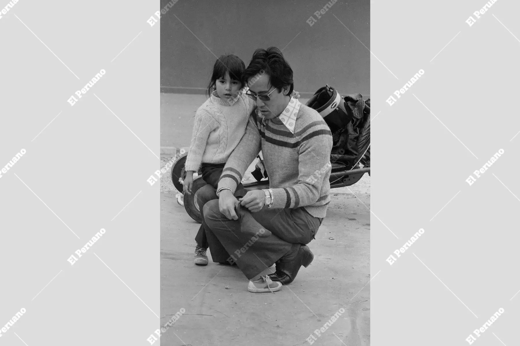 Lima - 19 setiembre 1976 / En el marco de la Feria del Pacifico, padre de familia detenidamente  acomoda la media de su menor hija. Foto: Archivo Histórico El Peruano