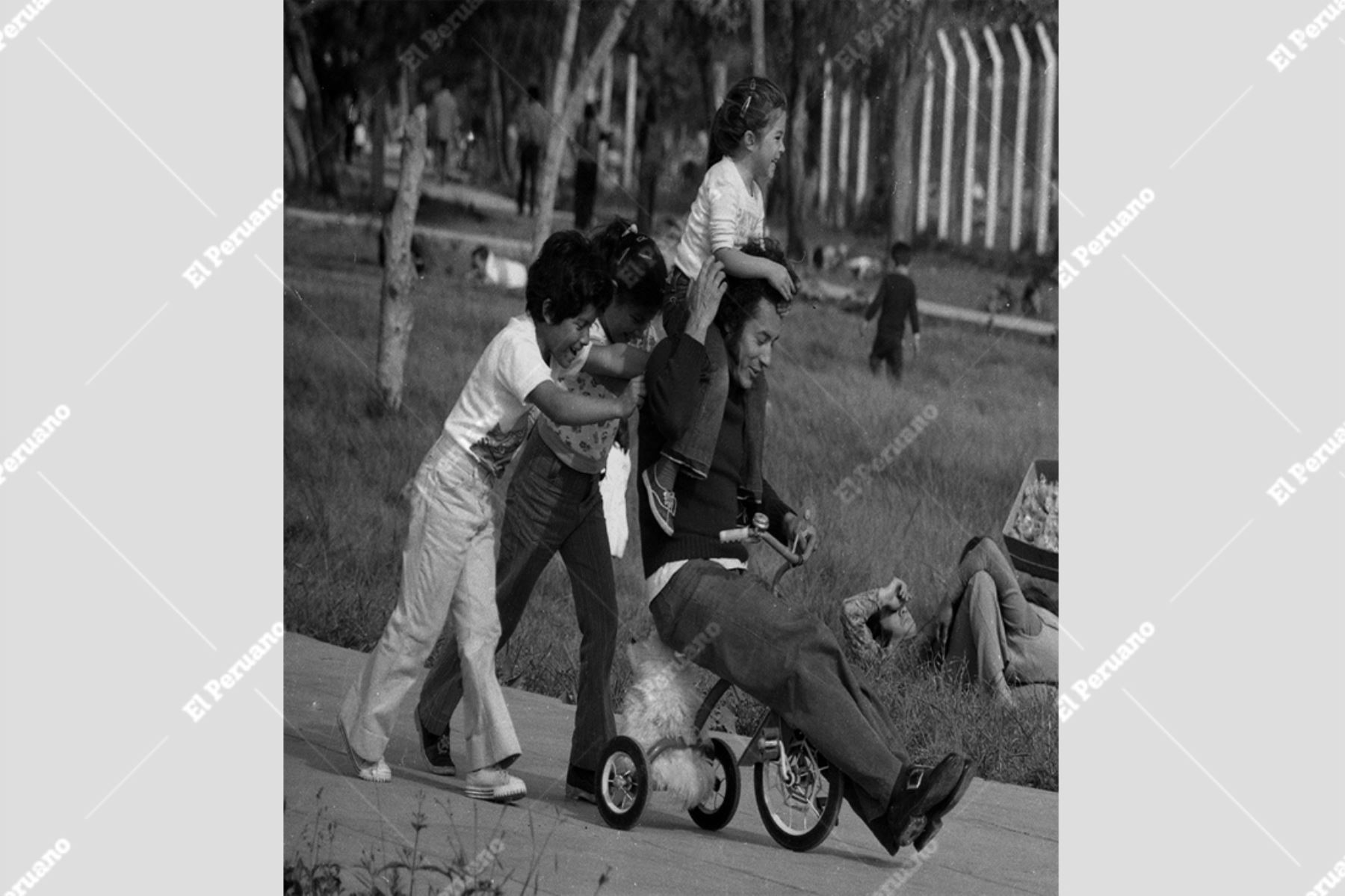 Lima - 2 noviembre 1975 / Padre de familia jugando animadamente con sus menores hijas en un parque del centro de Lima. Foto: Archivo Histórico El Peruano