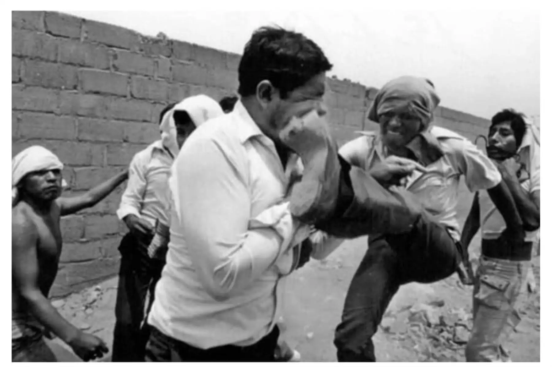 1985: Enfrentamiento fuera del penal de Lurigancho durante un motín de presos. Foto: Rolando Ángeles
