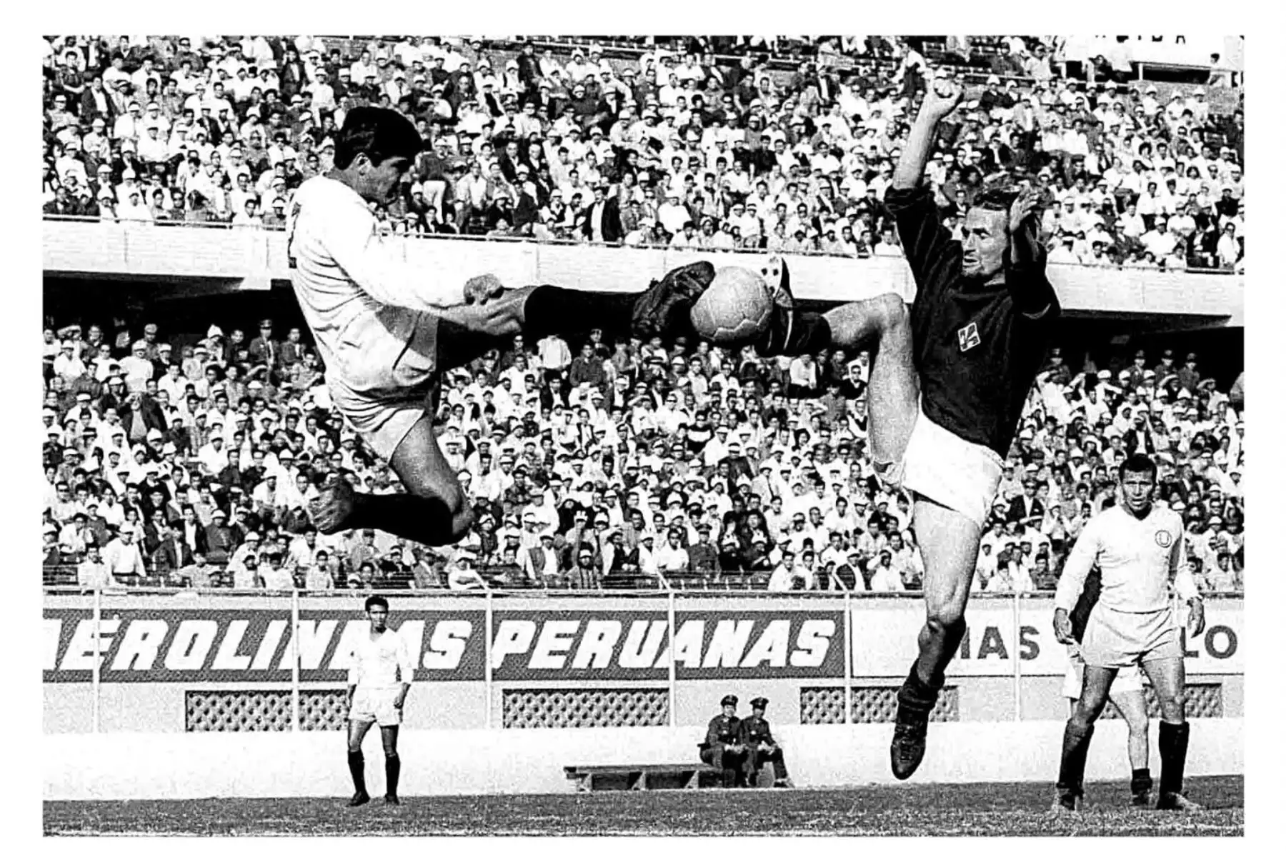 1966: Lucho La Fuente de Universitario disputa el balón en un partido amistoso contra Fiorentina de Italia en el Estadio Nacional de Lima. Foto: Miguel Hitotsuishi Janada