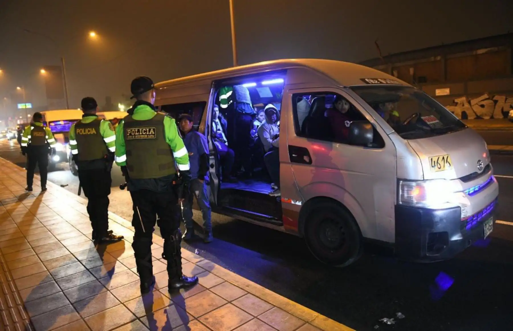 En un nuevo despliegue de la  Policía Nacional, el ministro Juan José Santiváñez lideró un nuevo operativo Amanecer Seguro para golpear al crimen en toda Lima Metropolitana, y garantizar que ciudadanos, estudiantes y trabajadores transiten con garantías. Foto: Mininter