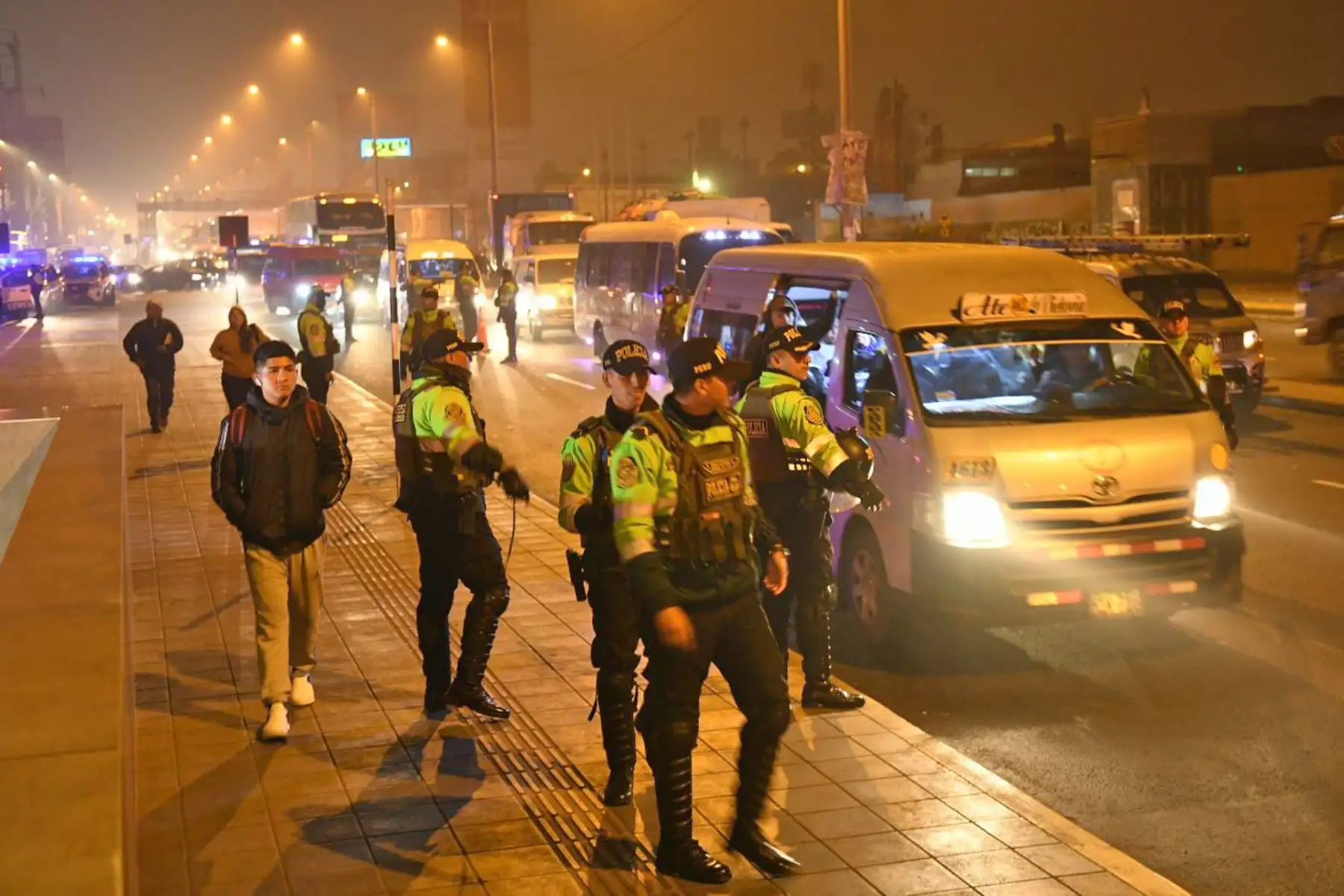En un nuevo despliegue de la  Policía Nacional, el ministro Juan José Santiváñez lideró un nuevo operativo Amanecer Seguro para golpear al crimen en toda Lima Metropolitana, y garantizar que ciudadanos, estudiantes y trabajadores transiten con garantías. Foto: Mininter