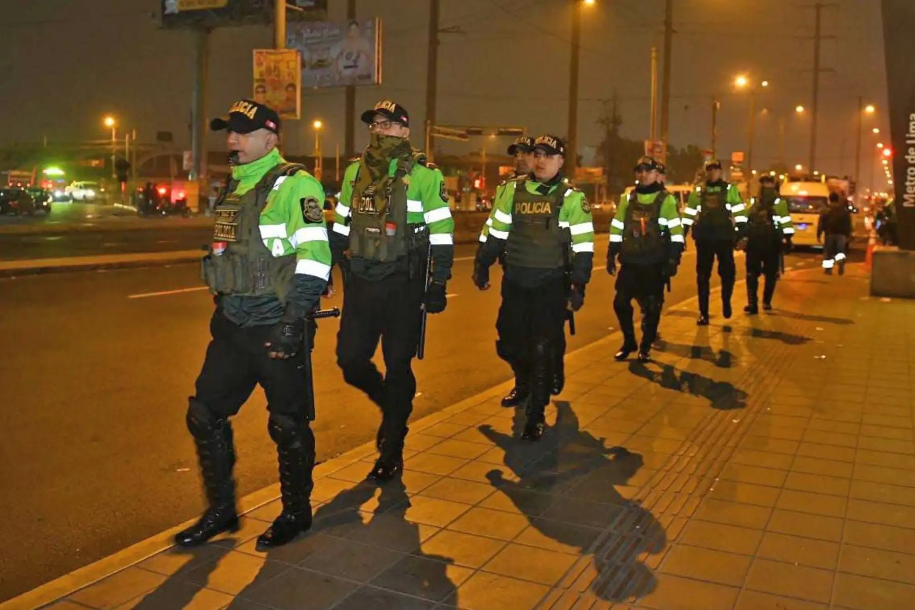 En un nuevo despliegue de la  Policía Nacional, el ministro Juan José Santiváñez lideró un nuevo operativo Amanecer Seguro para golpear al crimen en toda Lima Metropolitana, y garantizar que ciudadanos, estudiantes y trabajadores transiten con garantías. Foto: Mininter
