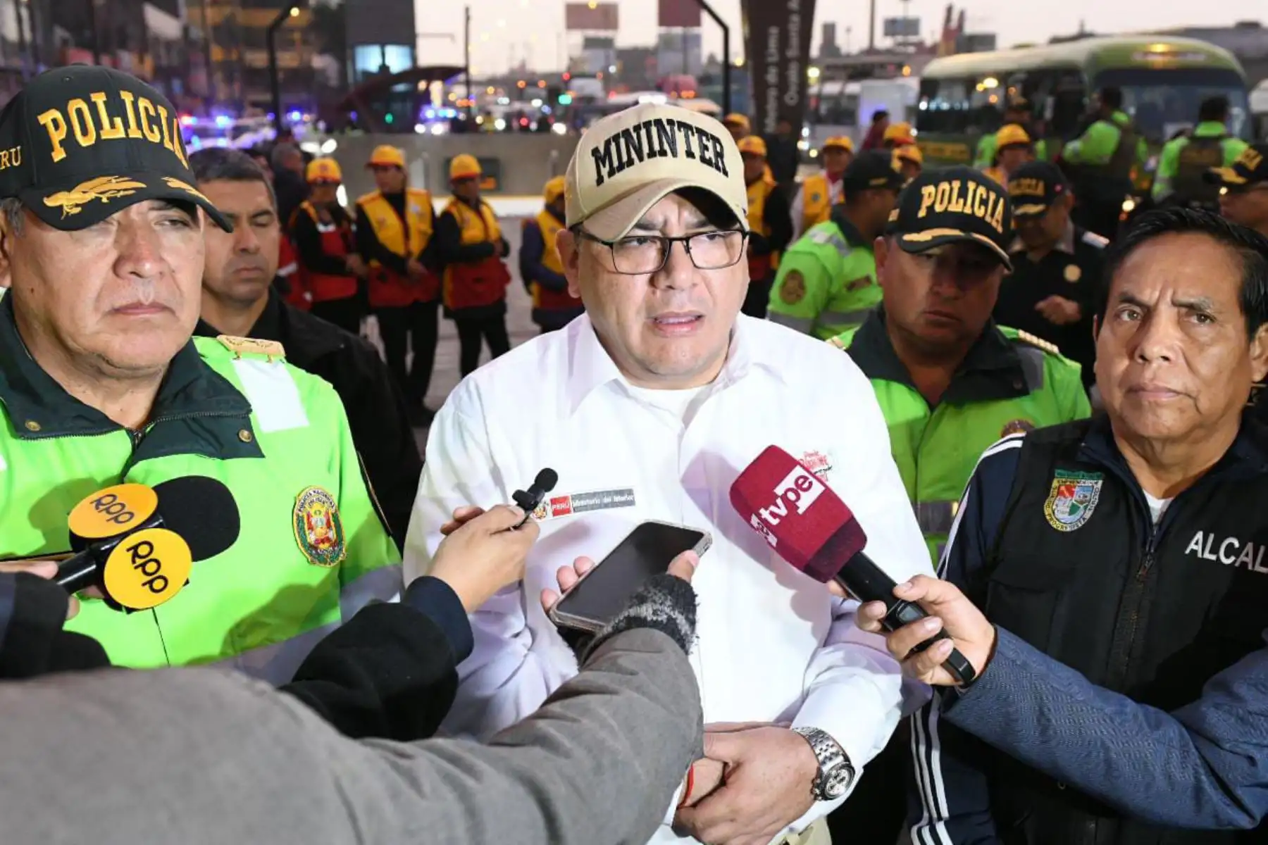 El ministro Santiváñez remarcó que en los próximos días se ejecutará un megaoperativo a nivel nacional, en el marco del plan Amanecer Seguro, donde más de 50,000 efectivos de la Policía Nacional saldrán a las calles. Foto: Mininter