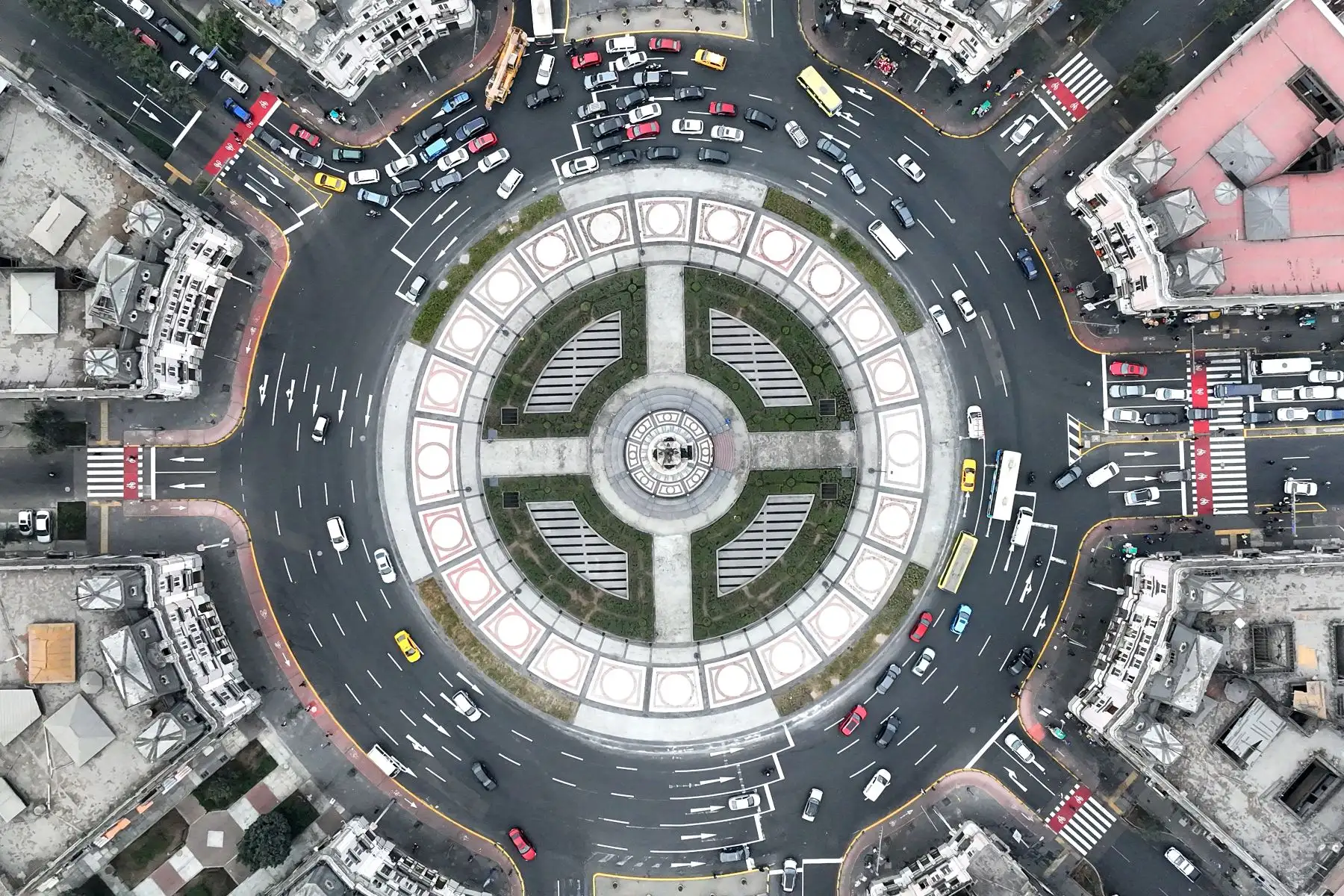 Durante la remodelación de la plaza Dos de Mayo en el Cercado de Lima, se cambio la totalidad de los pisos con cuatro tipos de piedra instaladas manualmente, en base a un diseño elaborado para darle mayor relevancia al monumento principal. Foto: ANDINA/Daniel Bracamonte