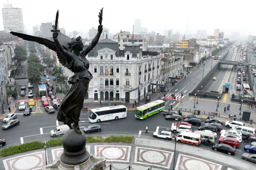 El renacer de la céntrica plaza Dos de Mayo del Cercado de Lima