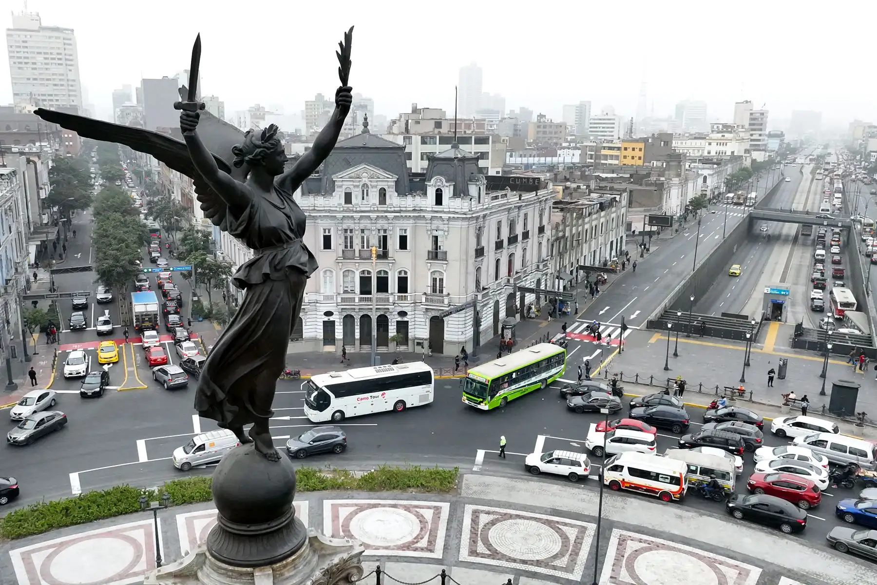 Nueva imagen de la plaza Dos de Mayo en el Cercado de Lima, tras culminar sus trabajos de remodelación que incluyeron el cambio de los pisos y la habilitación de nuevas jardineras. Foto: ANDINA/Daniel Bracamonte