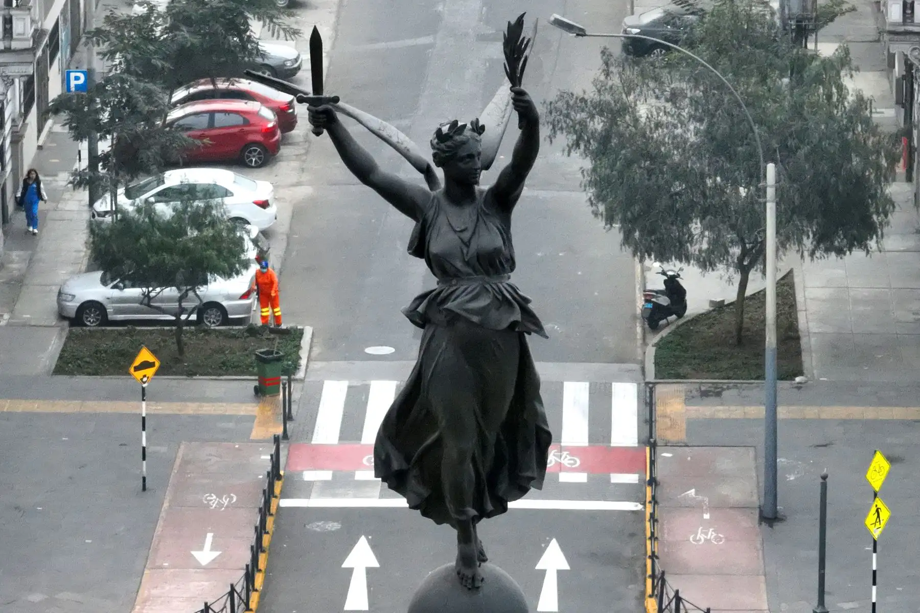 Monumento principal ubicado al medio y en la cima de la plaza Dos de Mayo en el Cercado de Lima, recientemente remodelada por la Municipalidad Metropolitana de Lima. Foto: ANDINA/Daniel Bracamonte