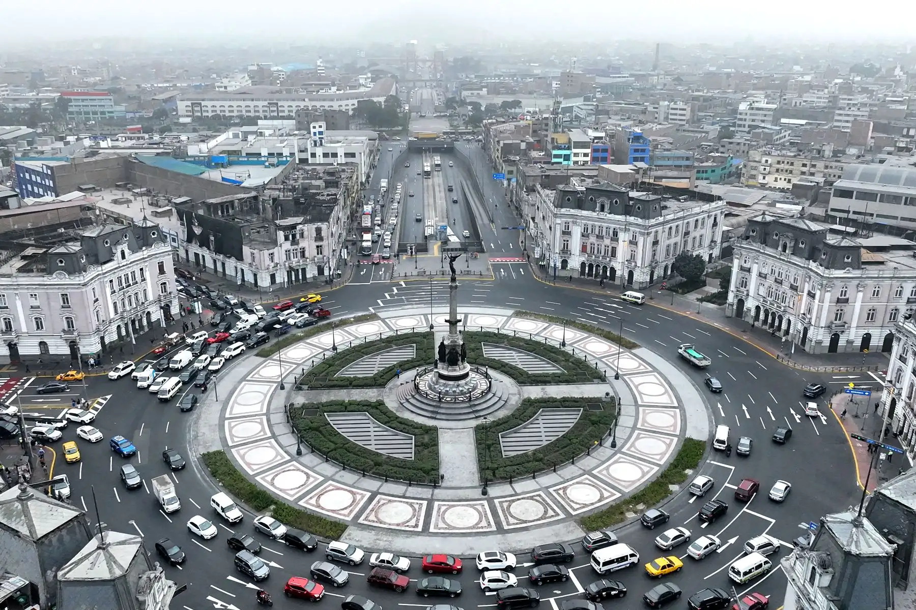 Nueva imagen de la plaza Dos de Mayo en el Cercado de Lima, tras culminar sus trabajos de remodelación que incluyeron el cambio de los pisos y la habilitación de nuevas jardineras. Foto: ANDINA/Daniel Bracamonte