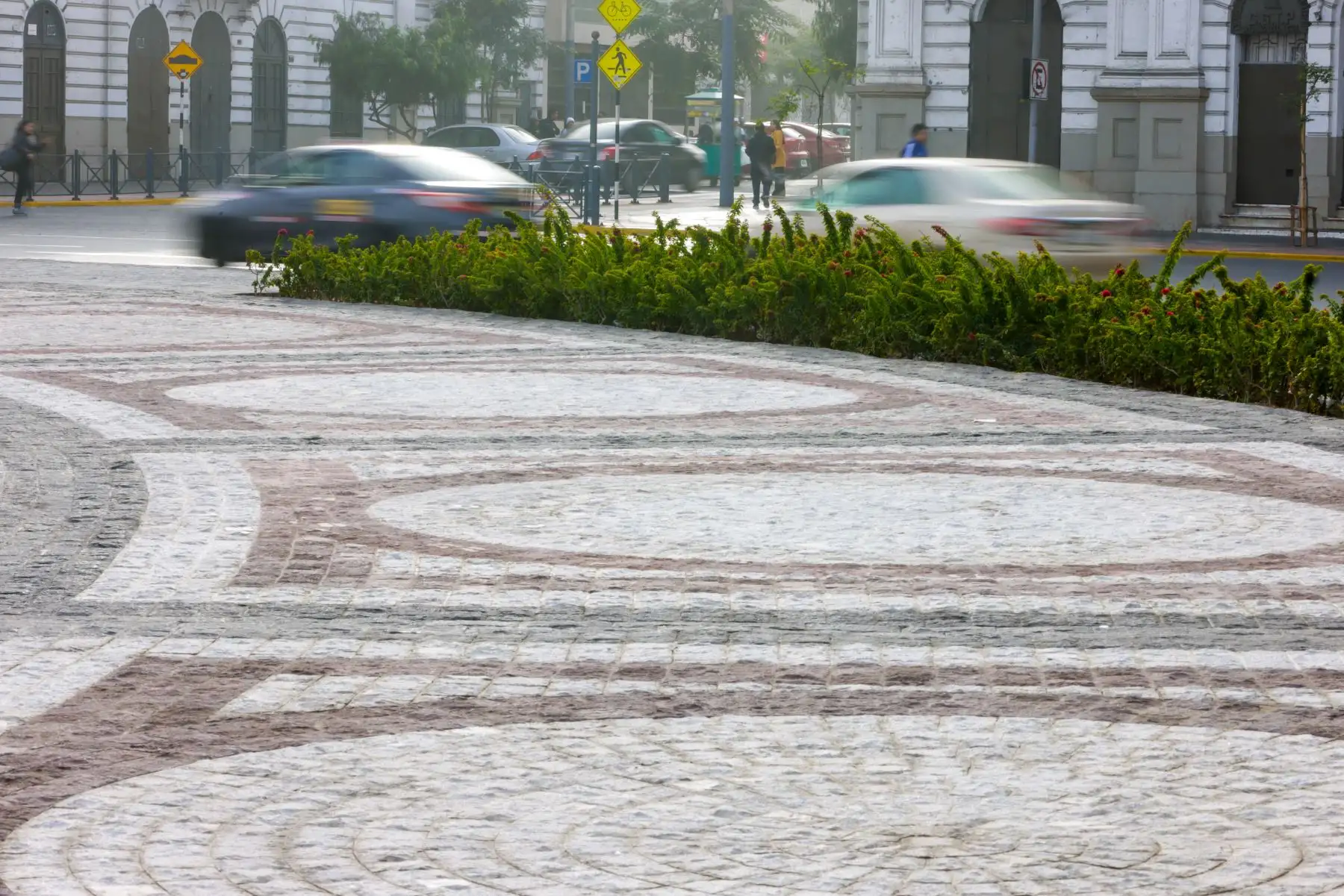 Durante la remodelación de la plaza Dos de Mayo en el Cercado de Lima, se cambio la totalidad de los pisos con cuatro tipos de piedra instaladas manualmente, en base a un diseño elaborado para darle mayor relevancia al monumento principal. Foto: ANDINA/Luis Iparraguirre