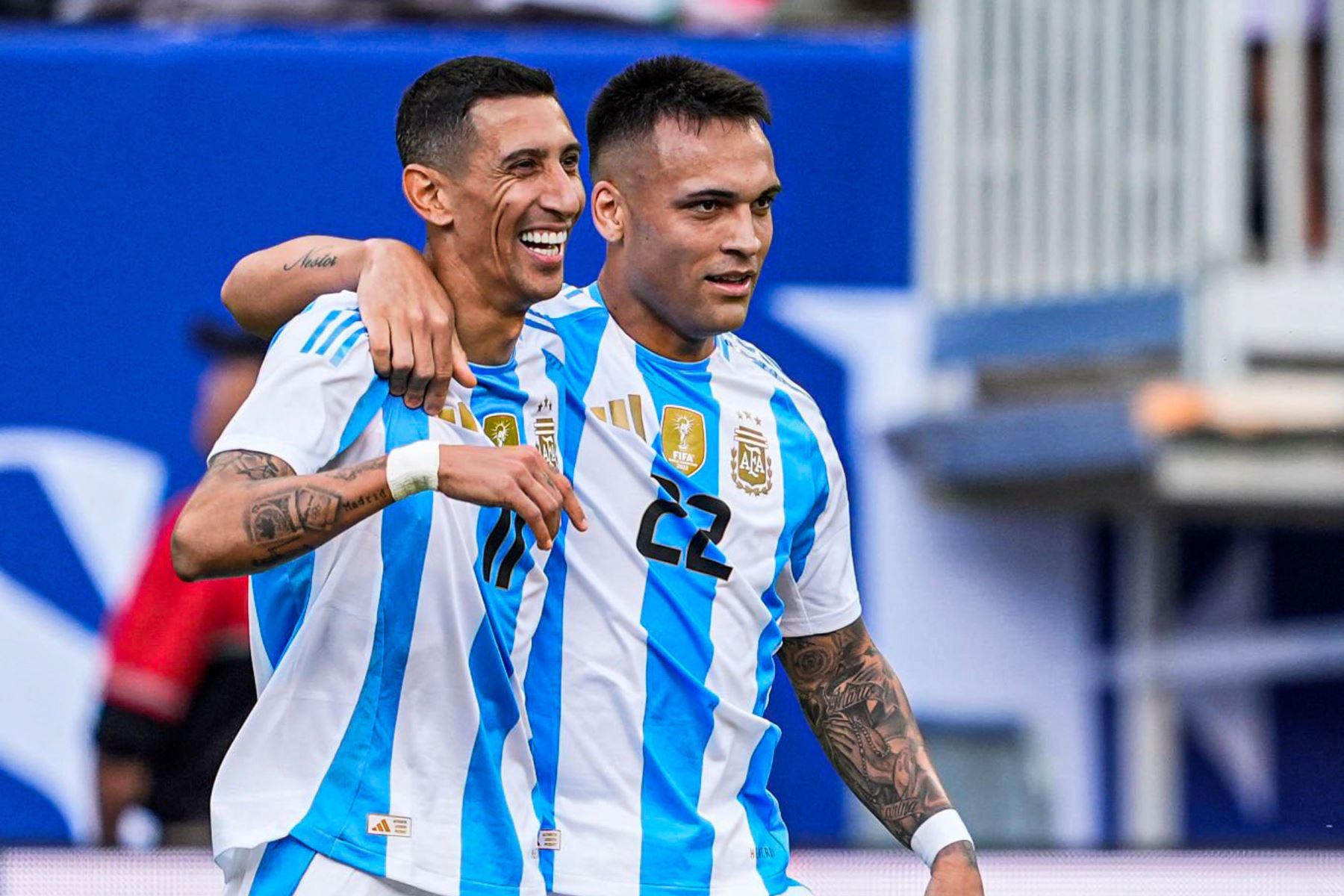 Ángel Di Maria y Lautaro Martínez celebrando el gol ante Ecuador.