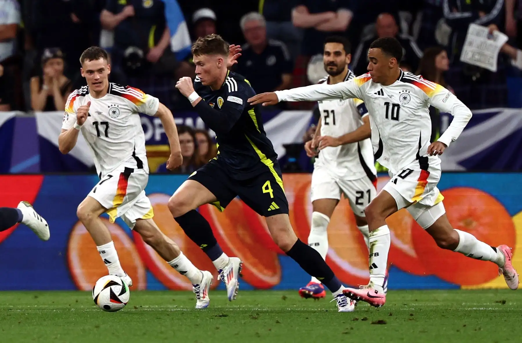 Scott McTominay de Escocia en acción contra Florian Wirtz de Alemania y Jamal Musiala de Alemania durante el grupo de la UEFA EURO 2024, un partido entre Alemania y Escocia en Múnich, Alemania.  Foto: ANDINA/EFE