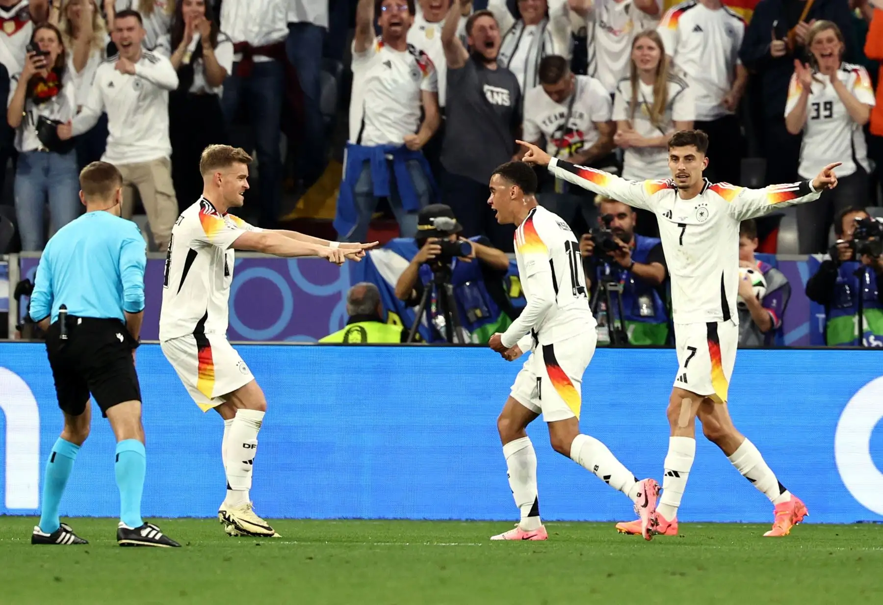 Jamal Musiala de Alemania celebra con sus compañeros de equipo después de anotar el 2-0 durante el partido del grupo UEFA EURO 2024 A entre Alemania y Escocia en Munich, Alemania. Foto: ANDINA/EFE