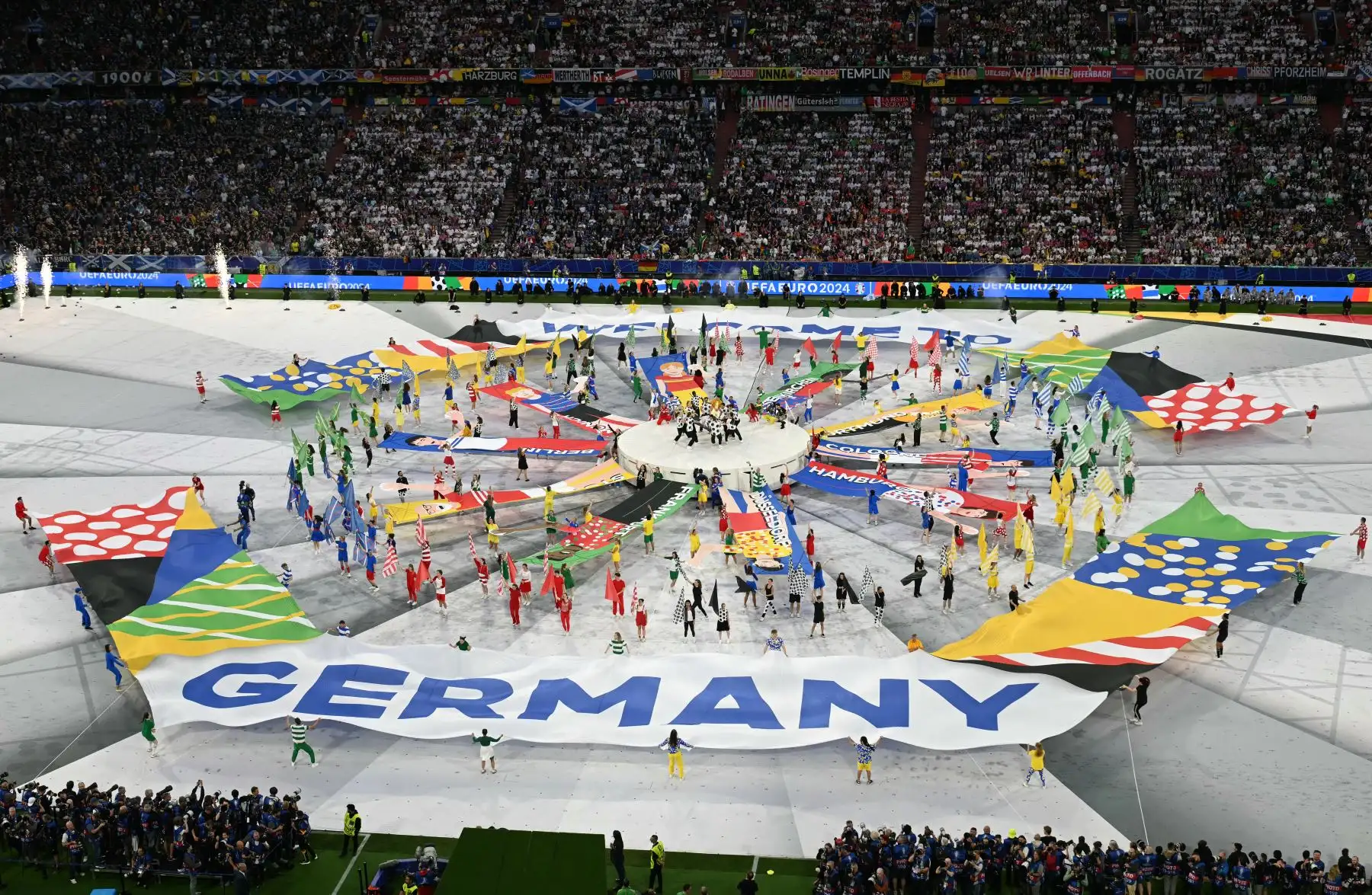 Los bailarines actúan durante la ceremonia de apertura del campeonato de fútbol UEFA Euro 2024, antes del partido del Grupo A entre Alemania y Escocia en el Munich Football Arena de Munich el 14 de junio de 2024. Foto: AFP