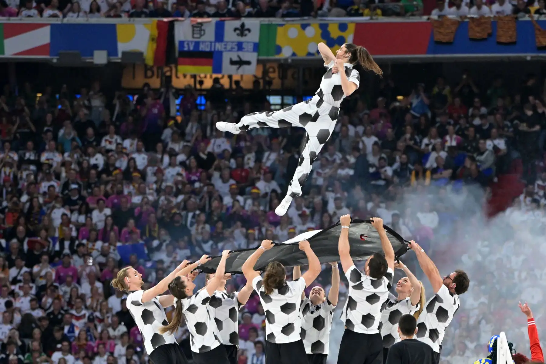 Los bailarines actúan durante la ceremonia de apertura del campeonato de fútbol UEFA Euro 2024, antes del partido del Grupo A entre Alemania y Escocia en el Munich Football Arena de Munich el 14 de junio de 2024. Foto: AFP