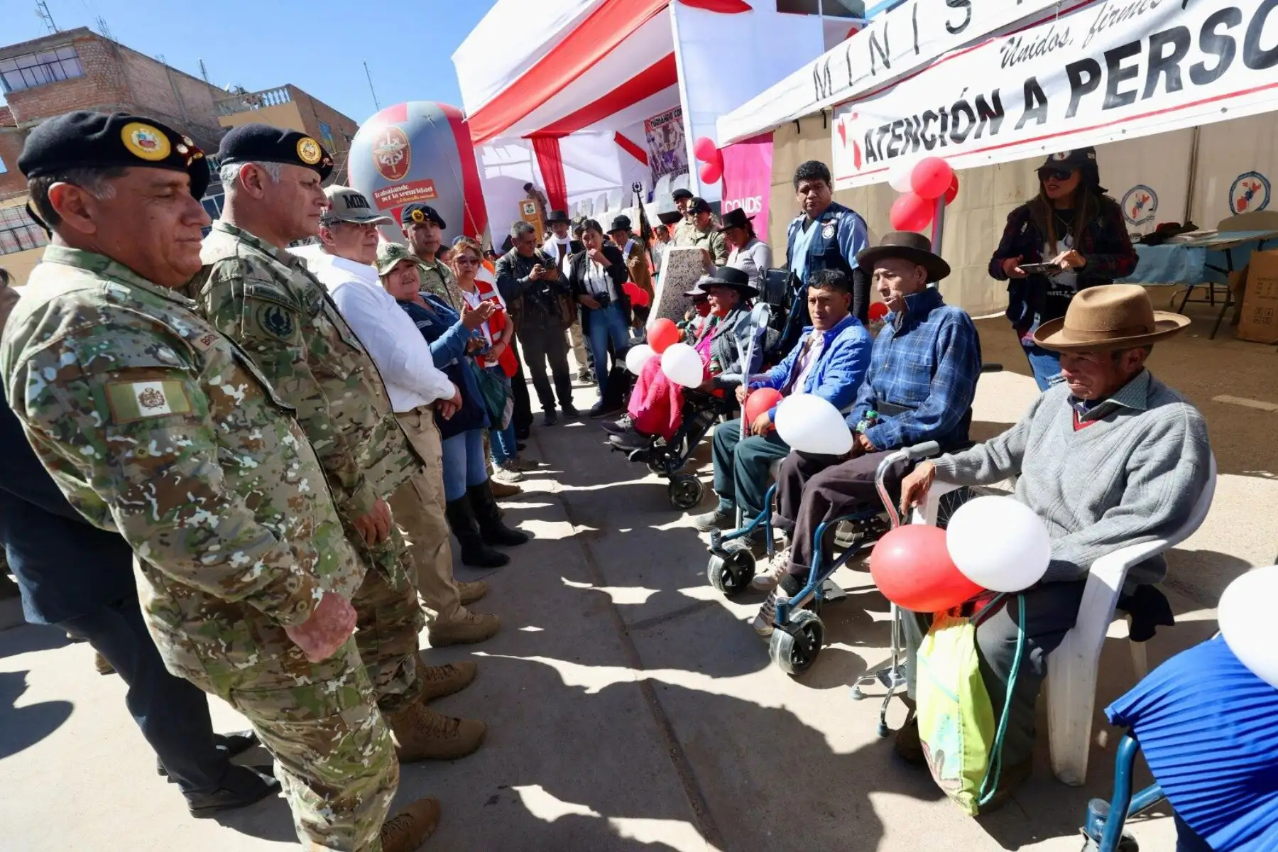 El ministro de Defensa, Walter Astudillo Chávez, estuvo, precisamente, supervisando el último día de atenciones de la campaña en el distrito Los Morochucos, en Cangallo, donde se realizaron19 259 atenciones del martes 11 al viernes 14 de junio. Foto: Difusión