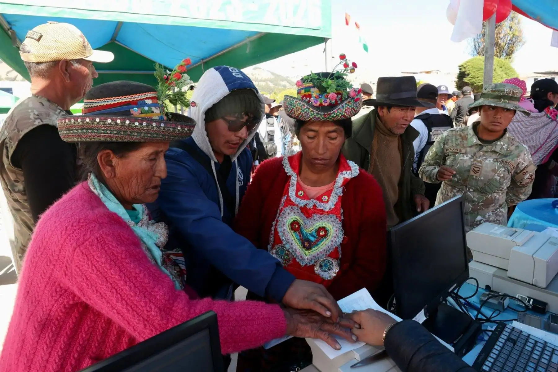 El ministro de Defensa, Walter Astudillo Chávez, estuvo, precisamente, supervisando el último día de atenciones de la campaña en el distrito Los Morochucos, en Cangallo, donde se realizaron19 259 atenciones del martes 11 al viernes 14 de junio. Foto: Difusión