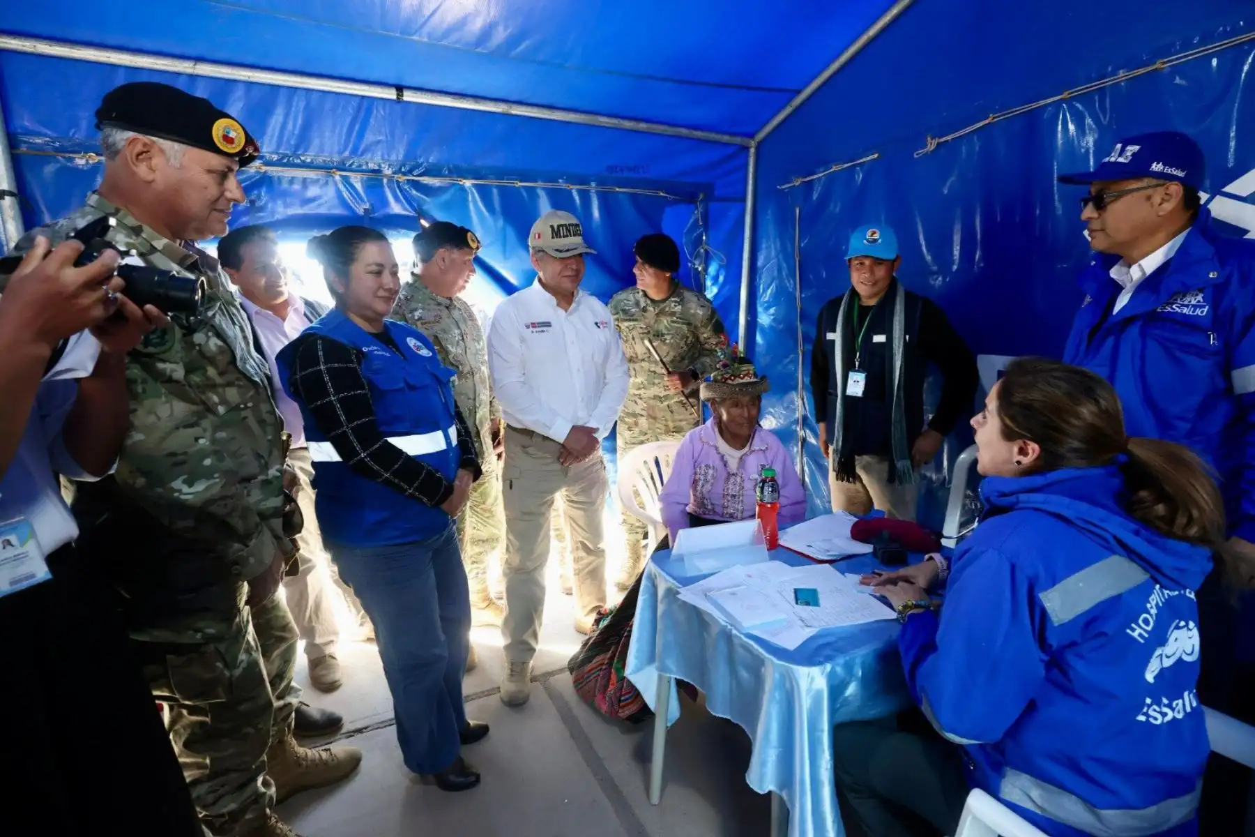 El ministro de Defensa, Walter Astudillo Chávez, estuvo, precisamente, supervisando el último día de atenciones de la campaña en el distrito Los Morochucos, en Cangallo, donde se realizaron19 259 atenciones del martes 11 al viernes 14 de junio. Foto: Difusión