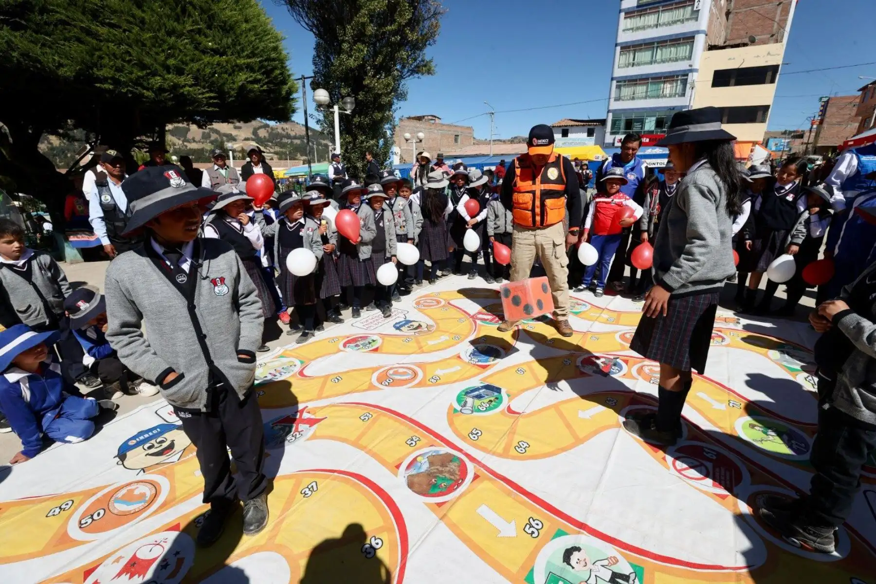 El ministro de Defensa, Walter Astudillo Chávez, estuvo, precisamente, supervisando el último día de atenciones de la campaña en el distrito Los Morochucos, en Cangallo, donde se realizaron19 259 atenciones del martes 11 al viernes 14 de junio. Foto: Difusión