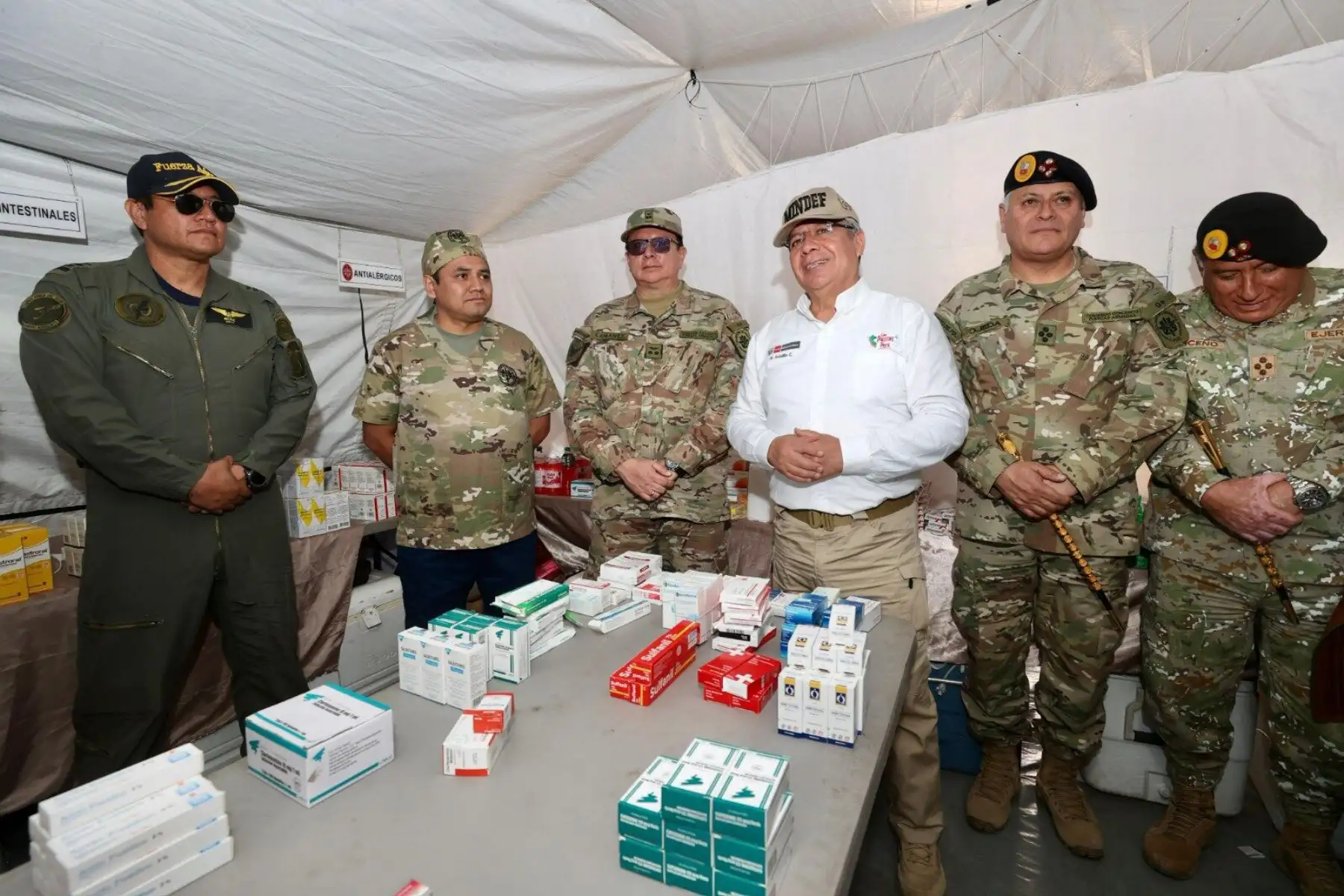 El ministro de Defensa, Walter Astudillo Chávez, estuvo, precisamente, supervisando el último día de atenciones de la campaña en el distrito Los Morochucos, en Cangallo, donde se realizaron19 259 atenciones del martes 11 al viernes 14 de junio. Foto: Difusión