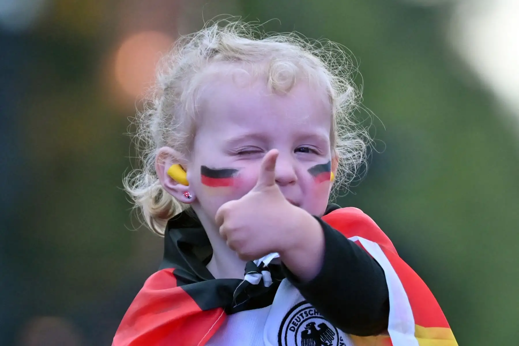 Un muy joven aficionado al fútbol alemán levanta el pulgar en el área pública de visualización de fútbol frente a la Puerta de Brandenburgo, en Berlín, Alemania, el 14 de junio de 2024, antes del partido de fútbol inaugural de la UEFA Euro 2024 entre Alemania y Escocia. Alemania jugará contra Escocia en el partido inaugural que tendrá lugar en Munich y la nación anfitriona espera que su viaje continúe hasta la final en Berlín el 14 de julio. Foto: AFP