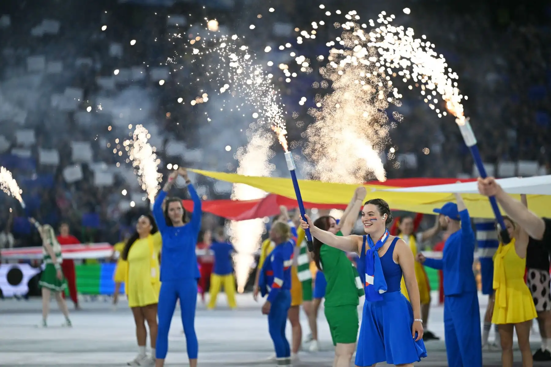 Los bailarines actúan con fuegos artificiales durante la ceremonia de apertura del campeonato de fútbol UEFA Euro 2024, antes del partido del Grupo A entre Alemania y Escocia en el Munich Football Arena de Múnich el 14 de junio de 2024. Foto: AFP