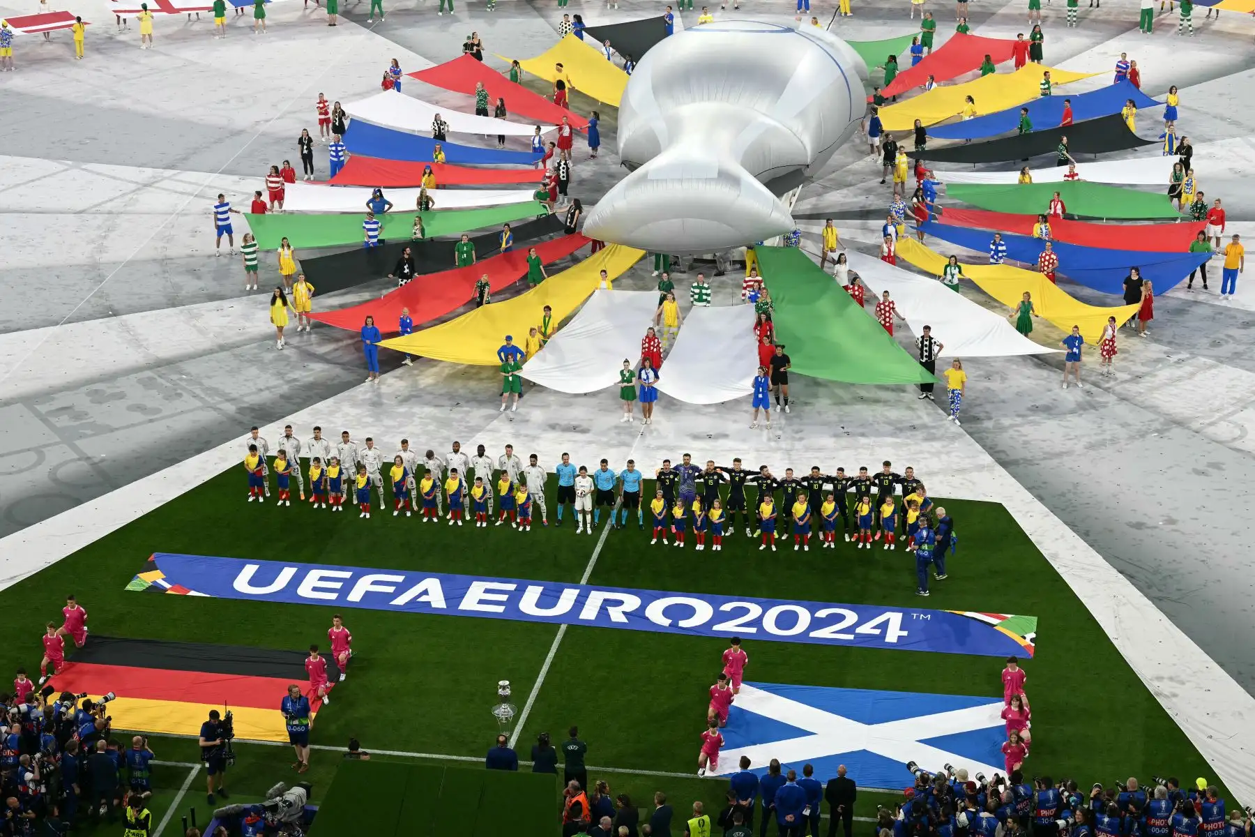 Los bailarines actúan durante la ceremonia de apertura del campeonato de fútbol UEFA Euro 2024, antes del partido del Grupo A entre Alemania y Escocia en el Munich Football Arena de Munich el 14 de junio de 2024. Foto: AFP