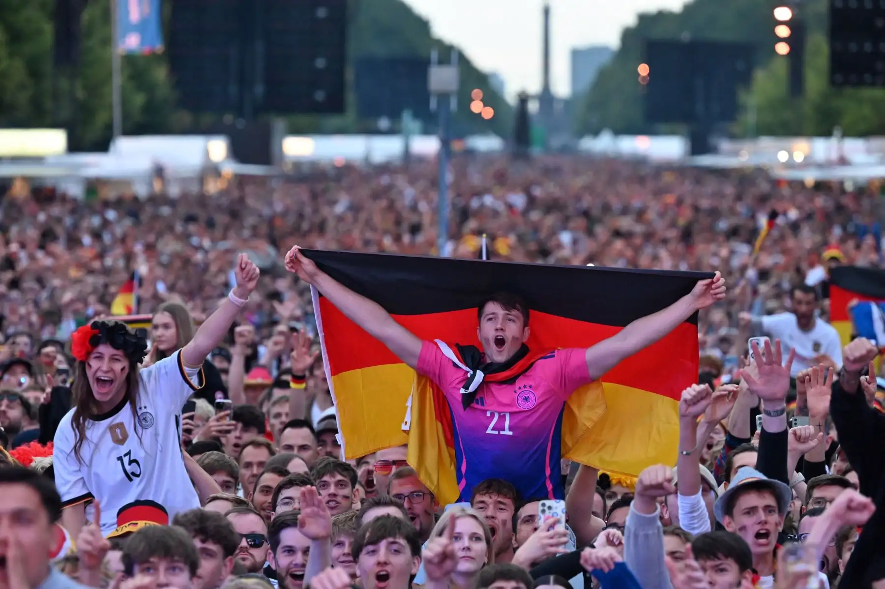 Un aficionado al fútbol alemán ondea la bandera alemana en el área pública de visualización de fútbol en Frankfurt am Main, oeste de Alemania, el 14 de junio de 2024, antes del partido de fútbol inaugural de la UEFA Euro 2024 entre Alemania y Escocia. Alemania jugará contra Escocia en el partido inaugural que tendrá lugar en Munich y la nación anfitriona espera que su viaje continúe hasta la final en Berlín el 14 de julio. Foto: AFP
