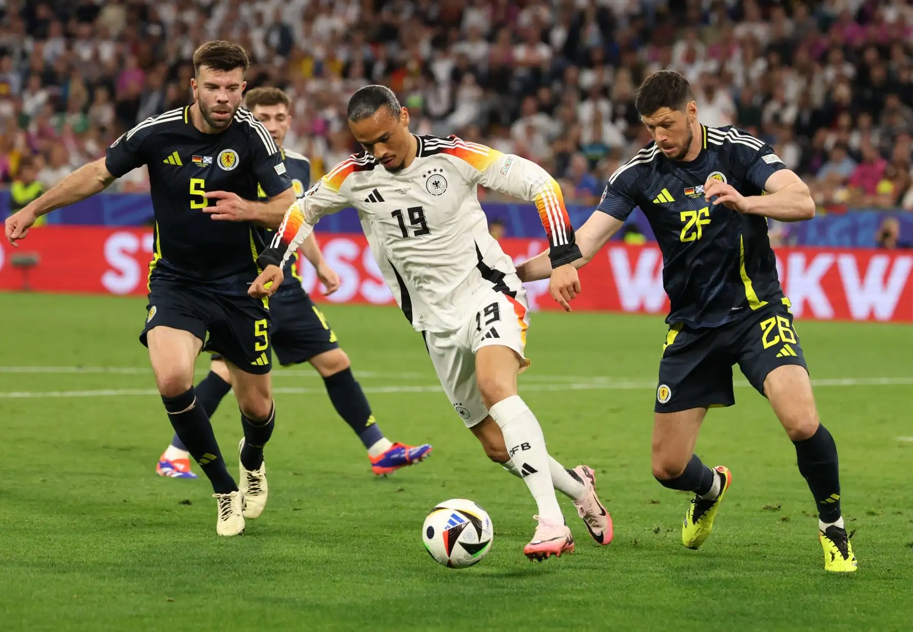 Leroy Sane de Alemania en acción contra Grant Hanley y Scott McKenna  de Escocia durante el grupo de la UEFA EURO 2024, un partido entre Alemania y Escocia en Munich, Alemania. Foto: ANDINA/EFE
