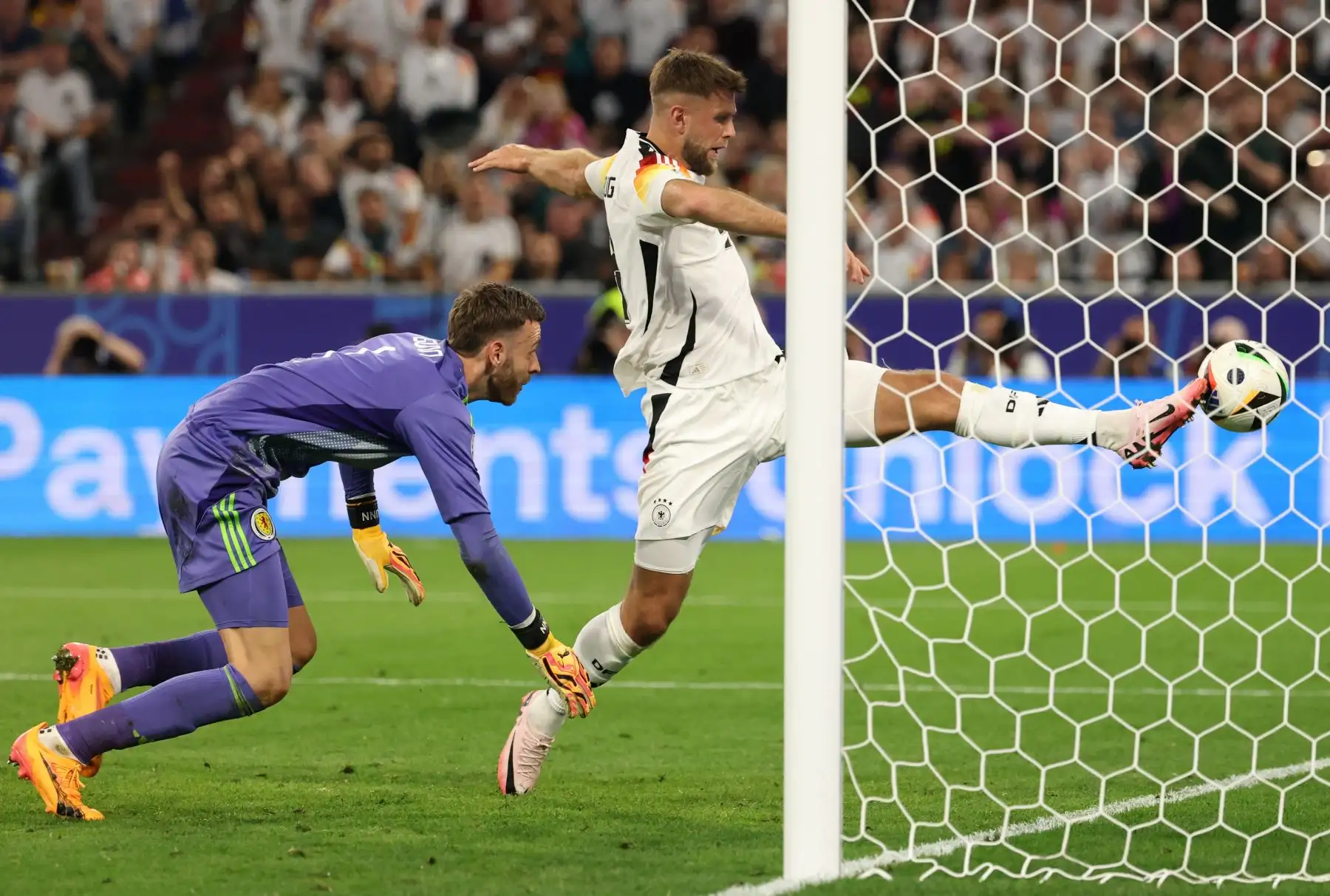 El portero escocés Angus Gunn y Niclas Fuellkrug de Alemania en acción durante el grupo de la UEFA EURO 2024, un partido entre Alemania y Escocia en Munich, Alemania. Foto: ANDINA/ EFE