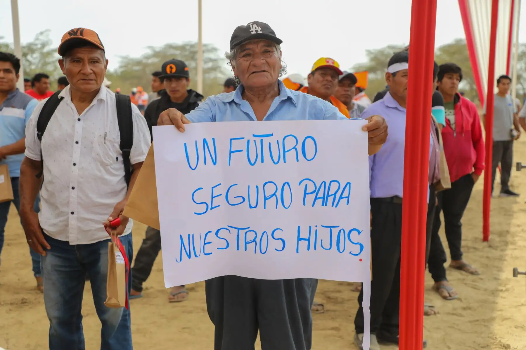 La Autoridad Nacional de Infraestructura (ANIN) dio inicio a la construcción de las defensas ribereñas del río Motupe, con la colocación simbólica de la primera piedra de este proyecto, que beneficiará a más de 32 mil habitantes de la provincia de Lambayeque, y que tiene una inversión estimada de 455 millones de soles.
Foto. Difusión