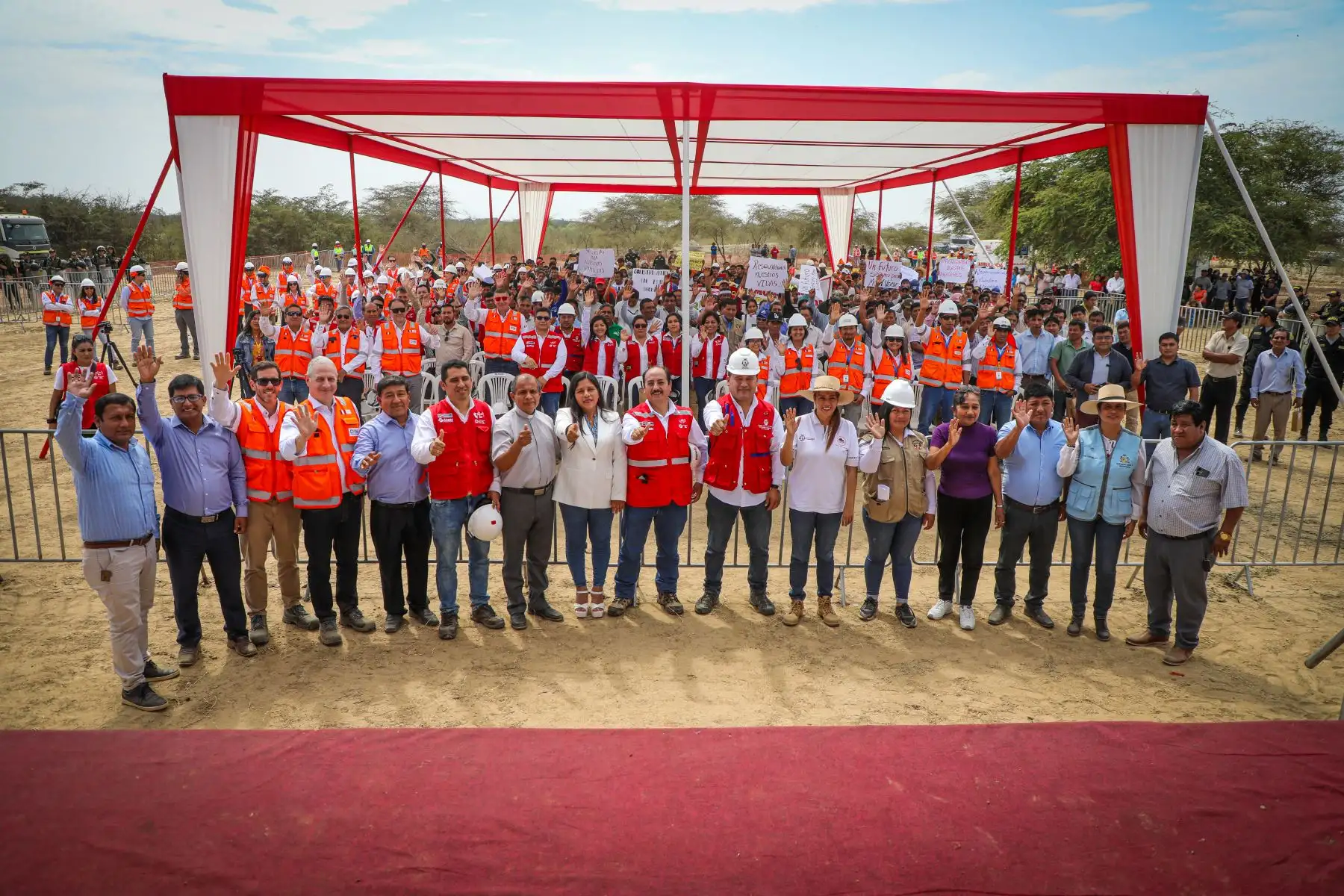 La Autoridad Nacional de Infraestructura (ANIN) dio inicio a la construcción de las defensas ribereñas del río Motupe, con la colocación simbólica de la primera piedra de este proyecto, que beneficiará a más de 32 mil habitantes de la provincia de Lambayeque, y que tiene una inversión estimada de 455 millones de soles.
Foto. Difusión