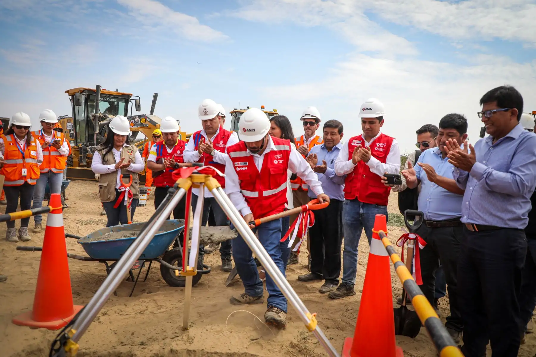 La Autoridad Nacional de Infraestructura (ANIN) dio inicio a la construcción de las defensas ribereñas del río Motupe, con la colocación simbólica de la primera piedra de este proyecto, que beneficiará a más de 32 mil habitantes de la provincia de Lambayeque, y que tiene una inversión estimada de 455 millones de soles.
Foto. Difusión