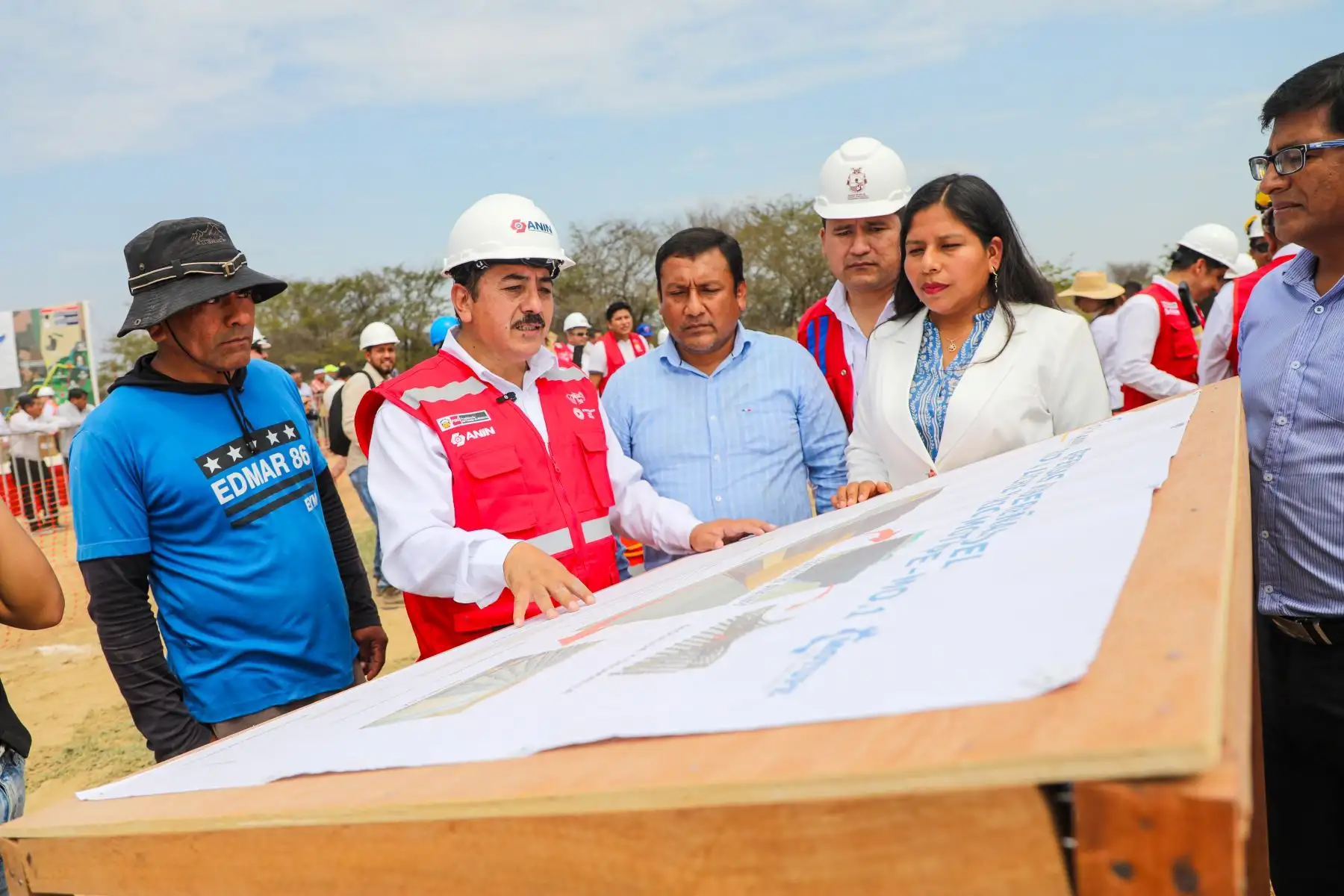 La Autoridad Nacional de Infraestructura (ANIN) dio inicio a la construcción de las defensas ribereñas del río Motupe, con la colocación simbólica de la primera piedra de este proyecto, que beneficiará a más de 32 mil habitantes de la provincia de Lambayeque, y que tiene una inversión estimada de 455 millones de soles.
Foto. Difusión