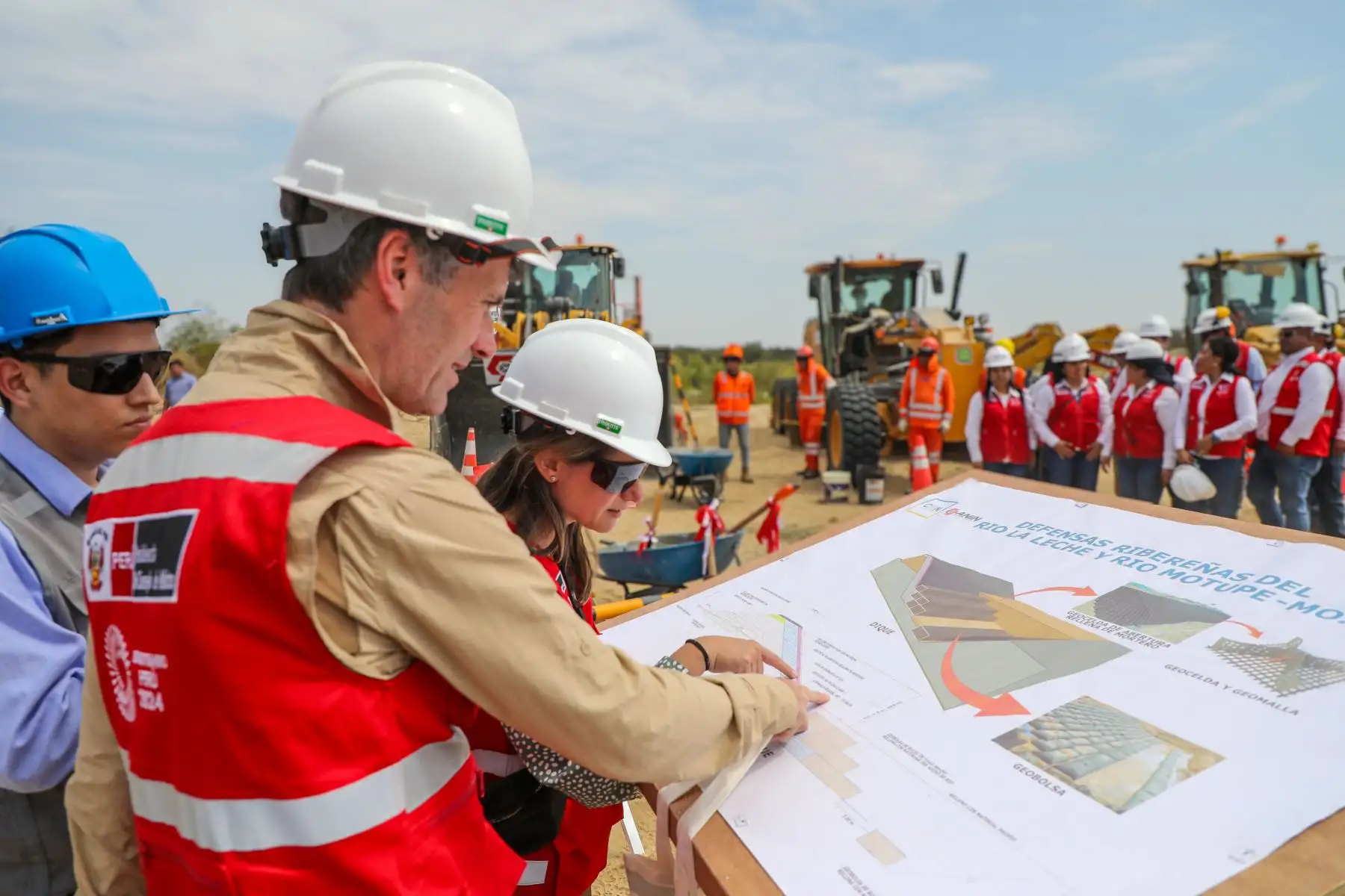 La Autoridad Nacional de Infraestructura (ANIN) dio inicio a la construcción de las defensas ribereñas del río Motupe, con la colocación simbólica de la primera piedra de este proyecto, que beneficiará a más de 32 mil habitantes de la provincia de Lambayeque, y que tiene una inversión estimada de 455 millones de soles.
Foto. Difusión