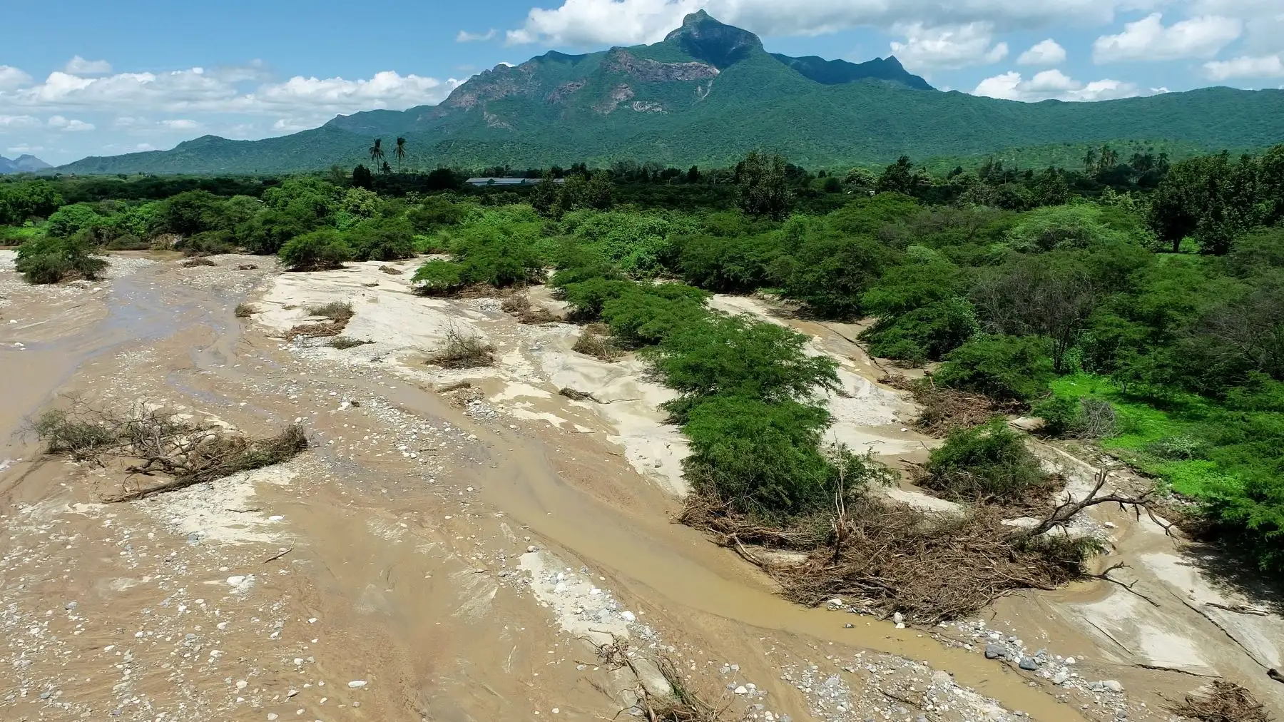 La Autoridad Nacional de Infraestructura (ANIN) dio inicio a la construcción de las defensas ribereñas del río Motupe, con la colocación simbólica de la primera piedra de este proyecto, que beneficiará a más de 32 mil habitantes de la provincia de Lambayeque, y que tiene una inversión estimada de 455 millones de soles.
Foto. Difusión