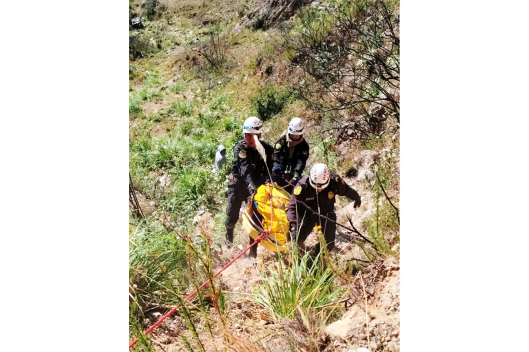 Las tareas de recuperación de los cuerpos duraron aproximadamente 3 horas, informó la Policía en Ichocán. Foto: ANDINA/Difusión