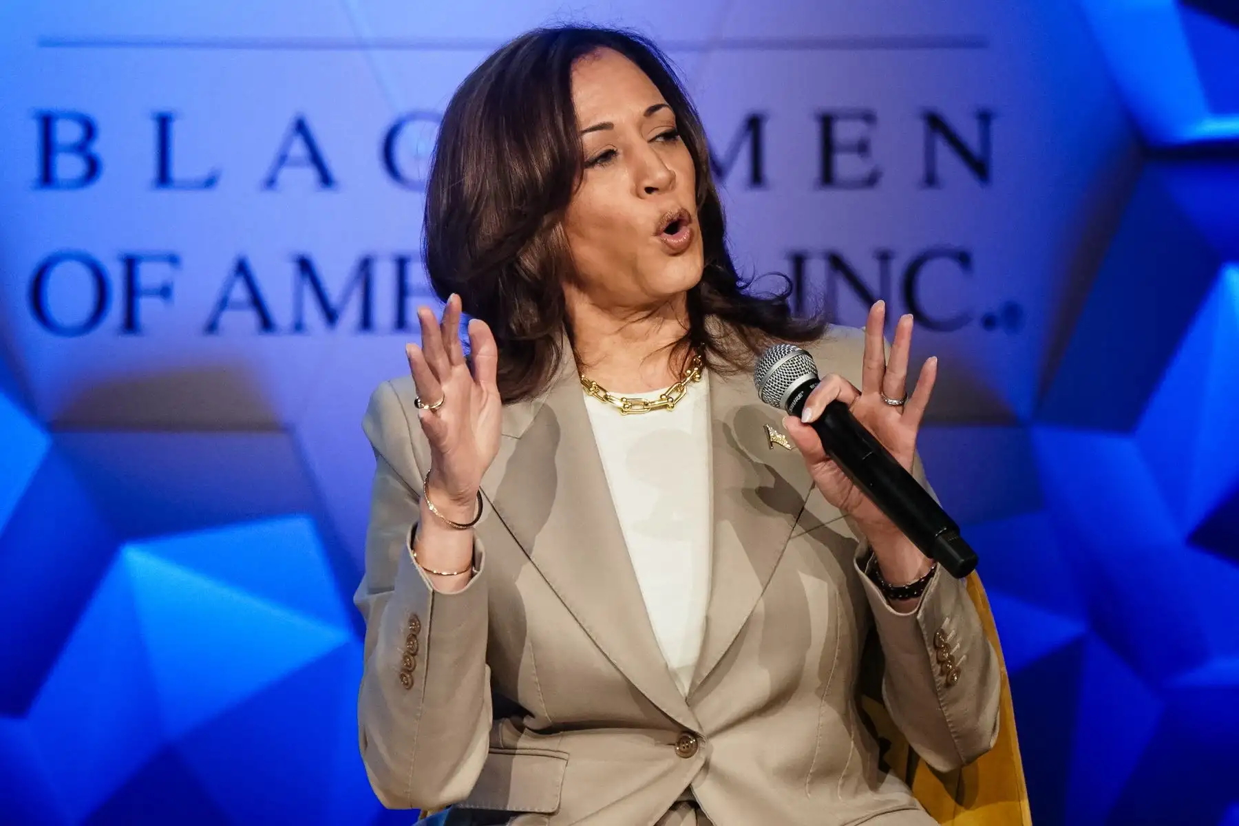 La vicepresidenta de Estados Unidos, Kamala Harris, habla durante una conversación con Steve Harvey (fuera de cuadro) sobre la economía en la 38.ª Conferencia Anual de 100 Black Men of America, Inc. en Atlanta, Georgia, el 14 de junio de 2024. Foto: AFP