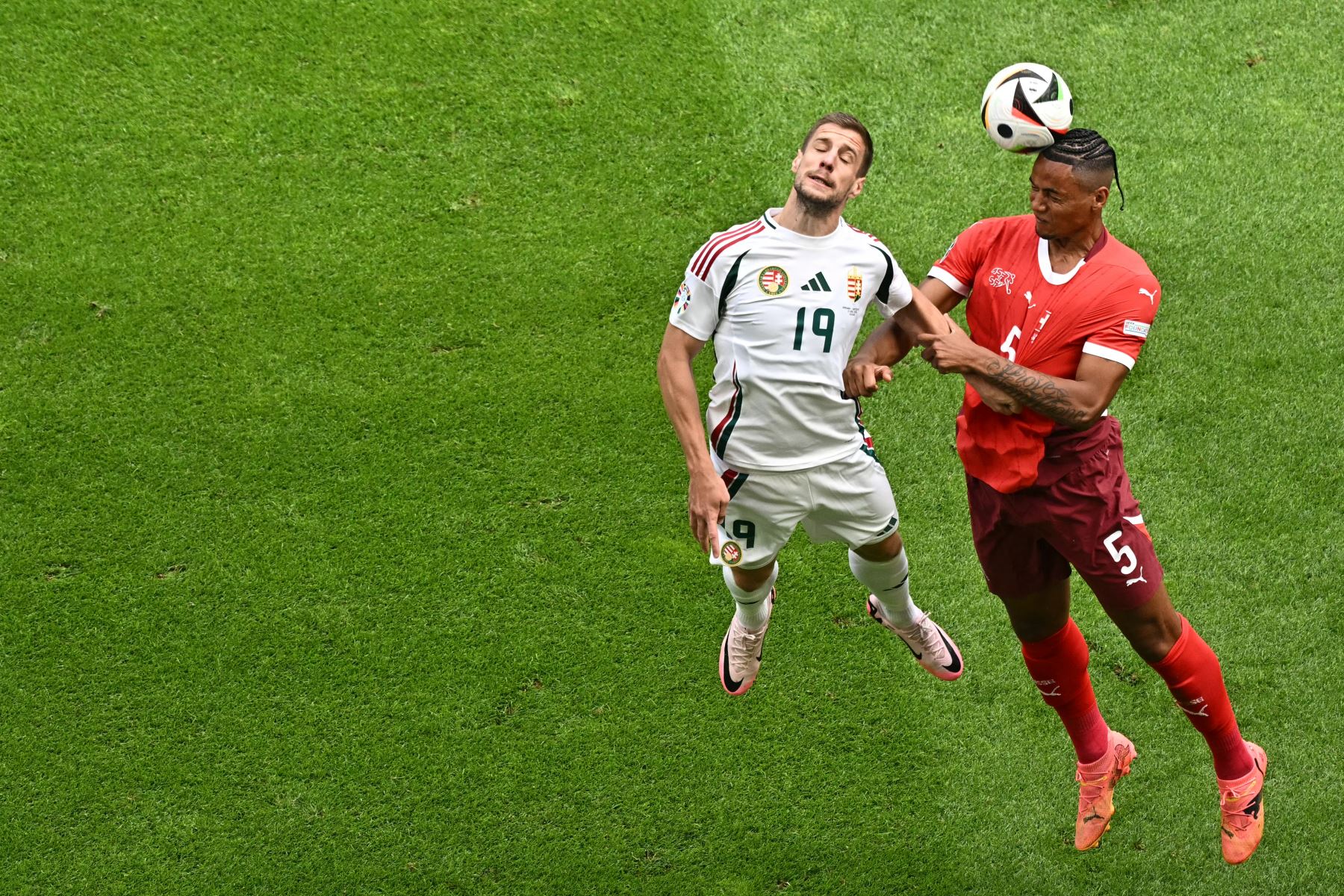 El delantero de Hungría #19 Barnabas Varga (L) lucha por el balón con el defensor de Suiza #05 Manuel Akanji durante el partido de fútbol del Grupo A de la UEFA Euro 2024 entre Hungría y Suiza en el estadio de Colonia en Colonia. Foto: AFP