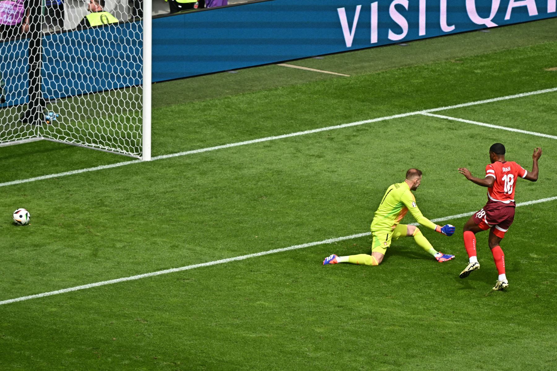 El delantero suizo #18 Kwadwo Duah (R) anota el primer gol de su equipo junto al portero húngaro #01 Peter Gulacsi durante el partido de fútbol del Grupo A de la UEFA Euro 2024 entre Hungría y Suiza en el estadio de Colonia en Colonia. AFP