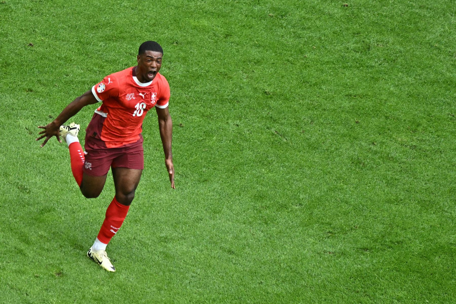 El delantero suizo #18 Kwadwo Duah celebra marcar el primer gol de su equipo durante el partido de fútbol del Grupo A de la UEFA Euro 2024 entre Hungría y Suiza. AFP