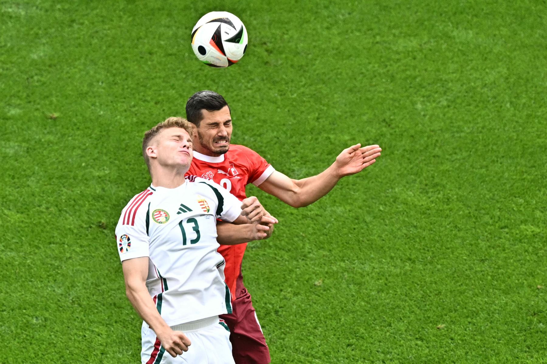 El centrocampista húngaro #13 Andras Schaefer (L) lucha por el balón con el centrocampista suizo #08 Remo Freuler durante el partido de fútbol del grupo A de la UEFA Euro 2024 entre Hungría y Suiza. AFP