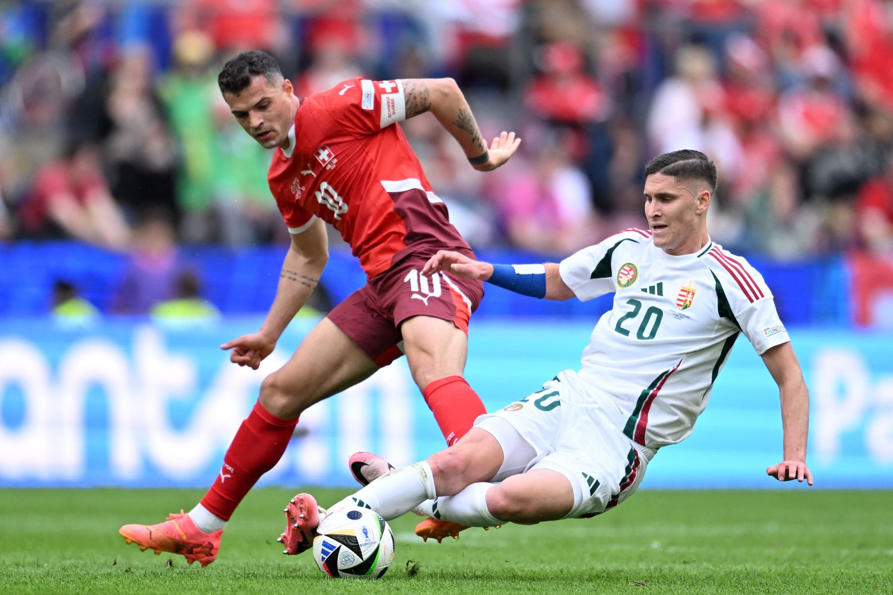 El centrocampista suizo #10 Granit Xhaka (L) y el delantero húngaro #20 Roland Sallai luchan por el balón durante el partido de fútbol del grupo A de la UEFA Euro 2024 entre Hungría y Suiza. AFP