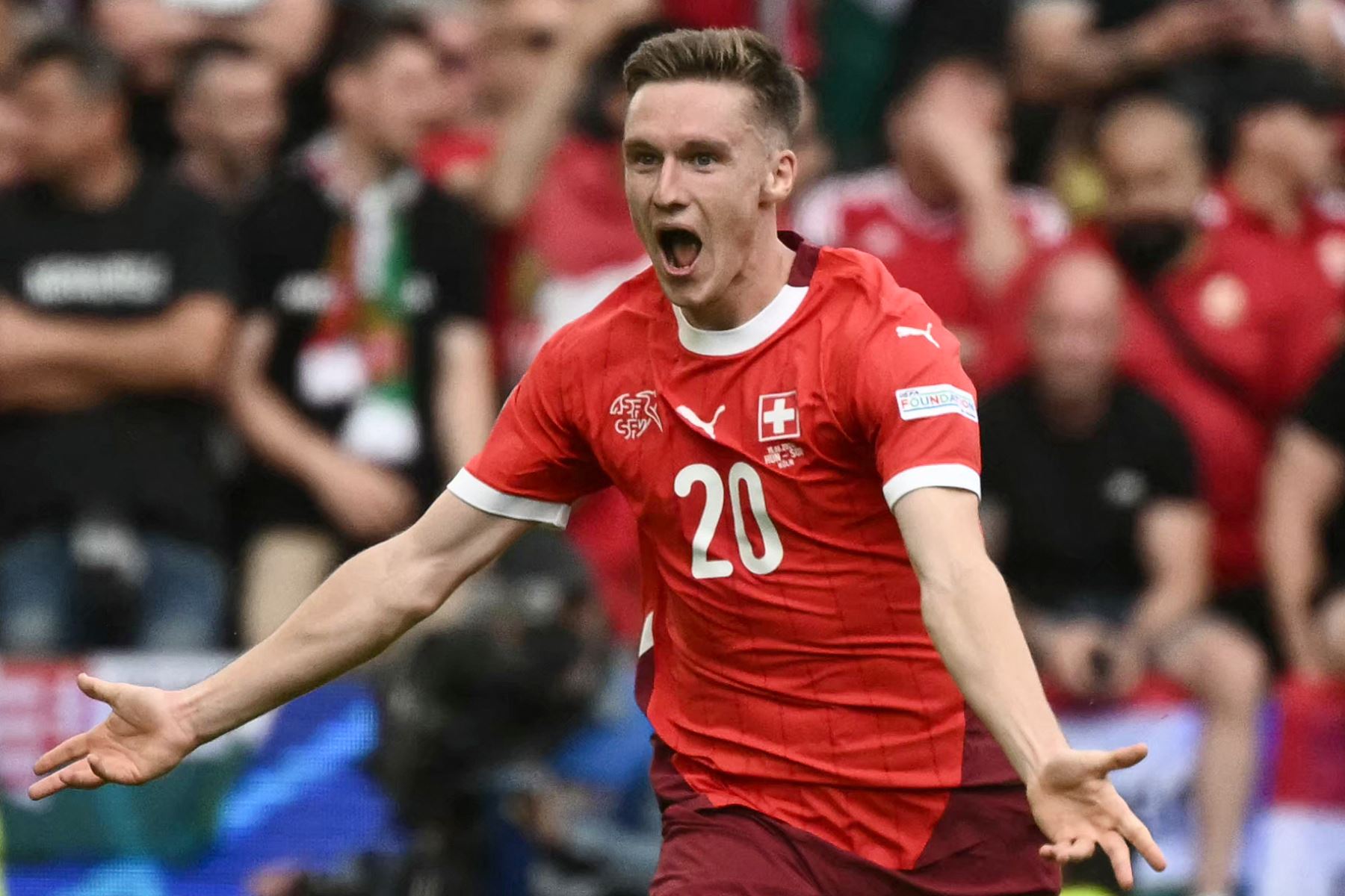 El centrocampista suizo #20 Michel Aebischer celebra marcar el segundo gol de su equipo durante el partido de fútbol del Grupo A de la UEFA Euro 2024 entre Hungría y Suiza.  AFP